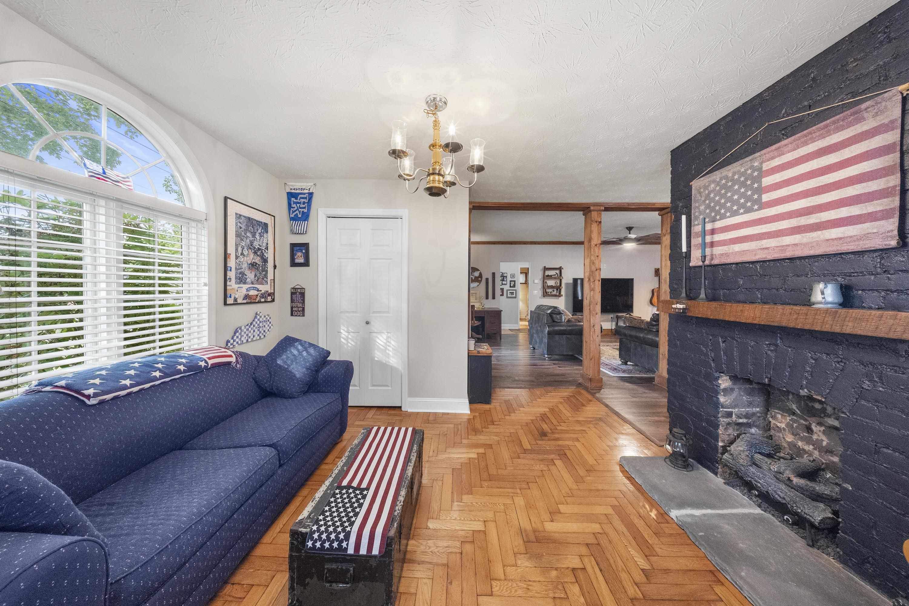 https://zimg.paragon.ice.com/ParagonImages/Property/PH/AABRKY/60806/3/0/0/5b382ef40401327926a5157caa122314/0/7b18670bd75d70d059fe0ff1c279232c/60806-5f18fdad-6d43-41cd-a43a-0e833d0644d2.JPG