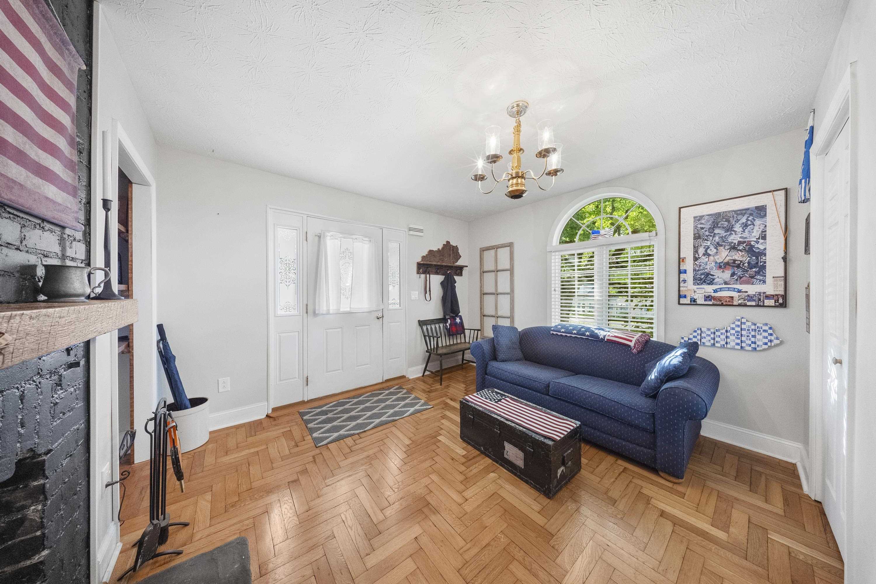 https://zimg.paragon.ice.com/ParagonImages/Property/PH/AABRKY/60806/4/0/0/836aab9e807bb87691fee0eea2ff84da/0/7b18670bd75d70d059fe0ff1c279232c/60806-41eb6570-e3d0-4434-add3-1cdfc103442d.JPG