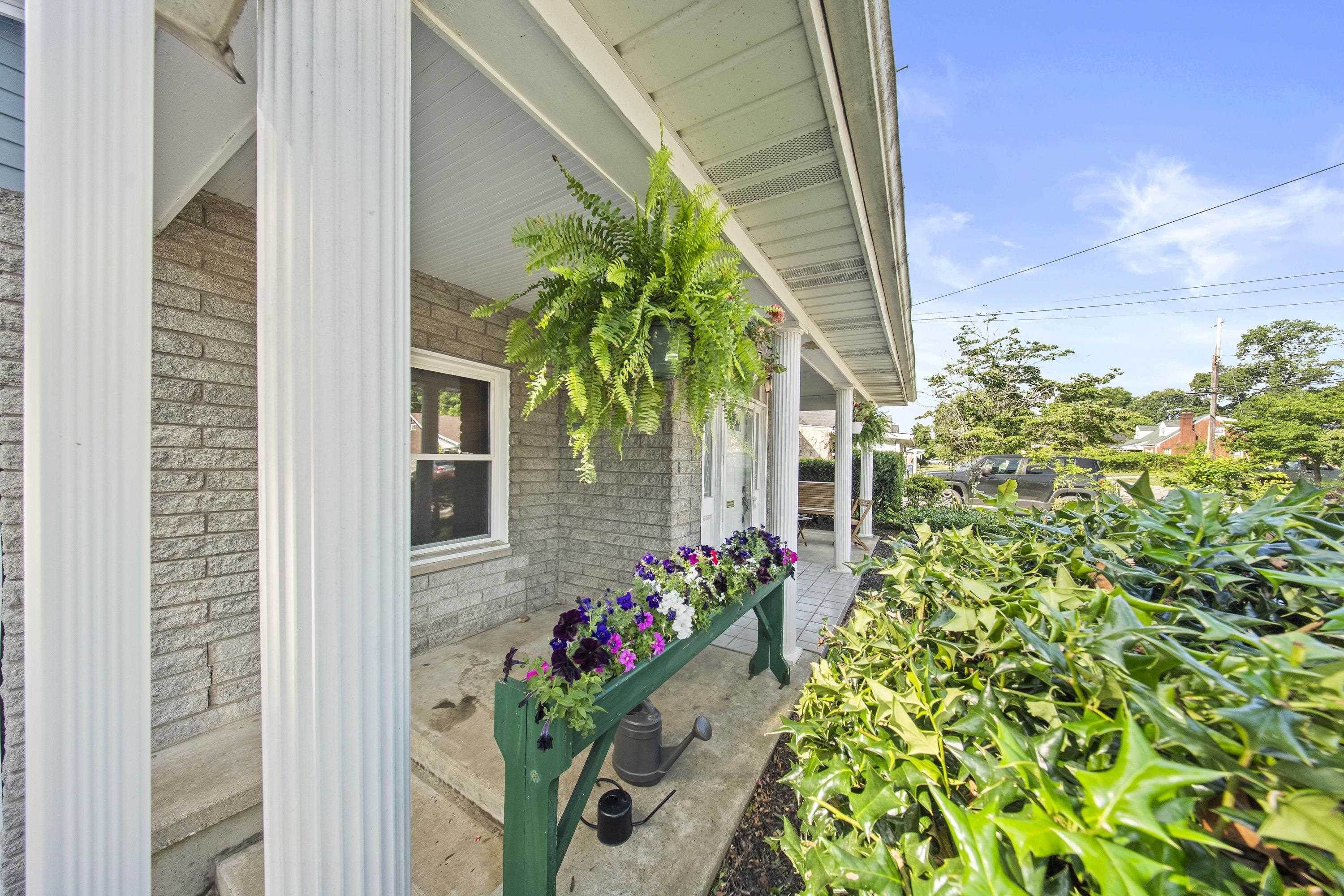 https://zimg.paragon.ice.com/ParagonImages/Property/PH/AABRKY/60814/3/0/0/8f7c66c2251cf661e0b9130689397ce4/0/efc4f08a1b89e96044feecff870dc2a4/60814-1952eddf-4a9f-4287-9852-516b57f96a72.JPG
