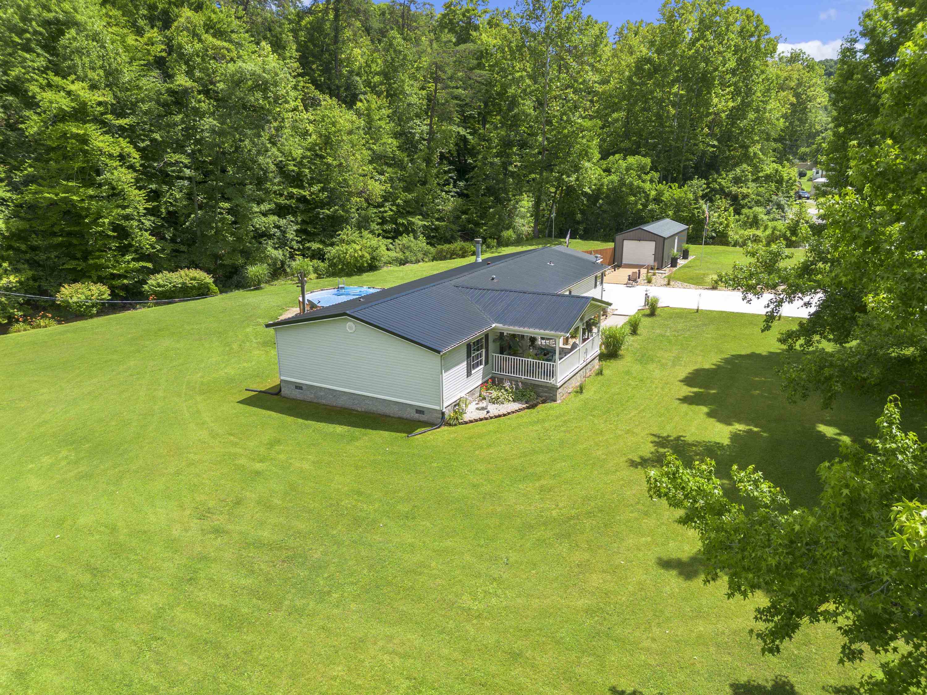https://zimg.paragon.ice.com/ParagonImages/Property/PH/AABRKY/60816/4/0/0/d837c67b05ebcb3e52d8d95653d1ba75/0/b56233a42792bbb1cda08ef08cc9db3d/60816-e15ade38-ce5a-4048-98f5-a92530cdc91c.JPG