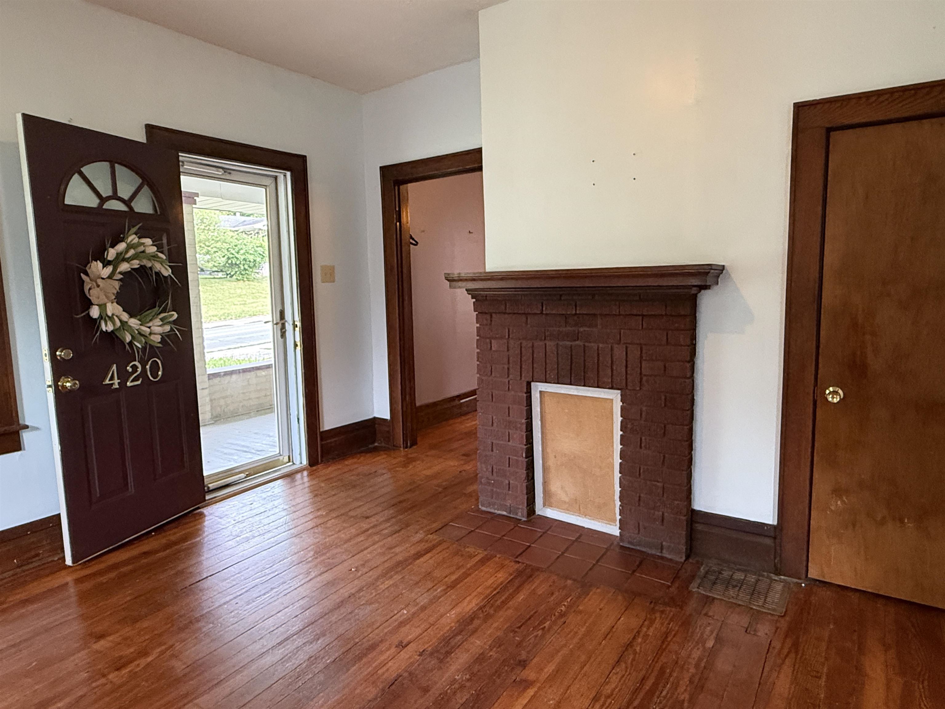 https://zimg.paragon.ice.com/ParagonImages/Property/PH/AABRKY/60822/1/0/0/25b5dae0ef311716092b76ac84302632/0/659d399f83fb2faae8042225c56c7b5a/60822-5b09d07e-bb55-4bc4-927e-aa273f188172.JPG