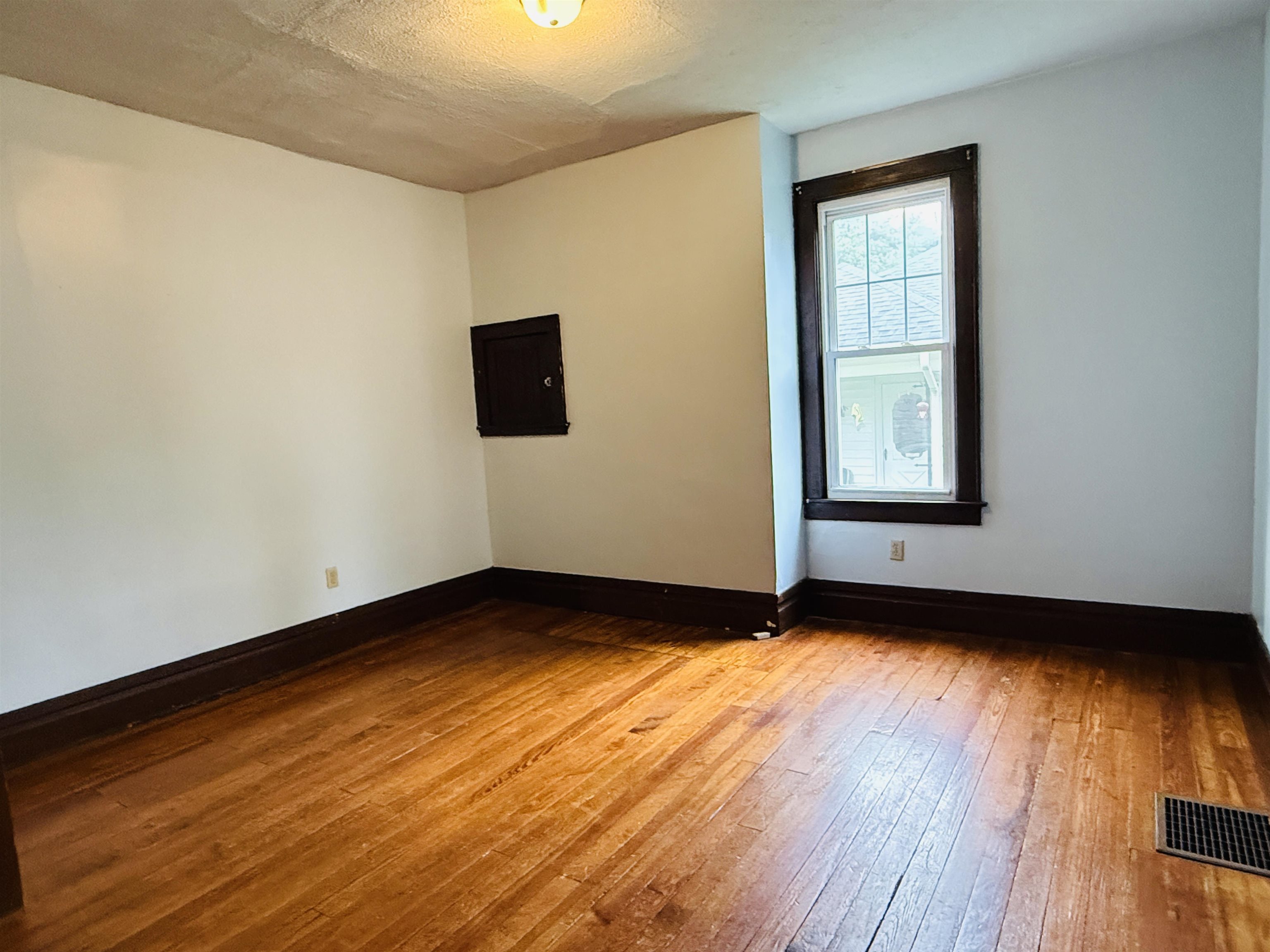 https://zimg.paragon.ice.com/ParagonImages/Property/PH/AABRKY/60822/3/0/0/22dc356540825f0f038f4a7912e2f5d9/0/659d399f83fb2faae8042225c56c7b5a/60822-b2eeb191-2529-4ca0-8730-e64a460f4399.JPG
