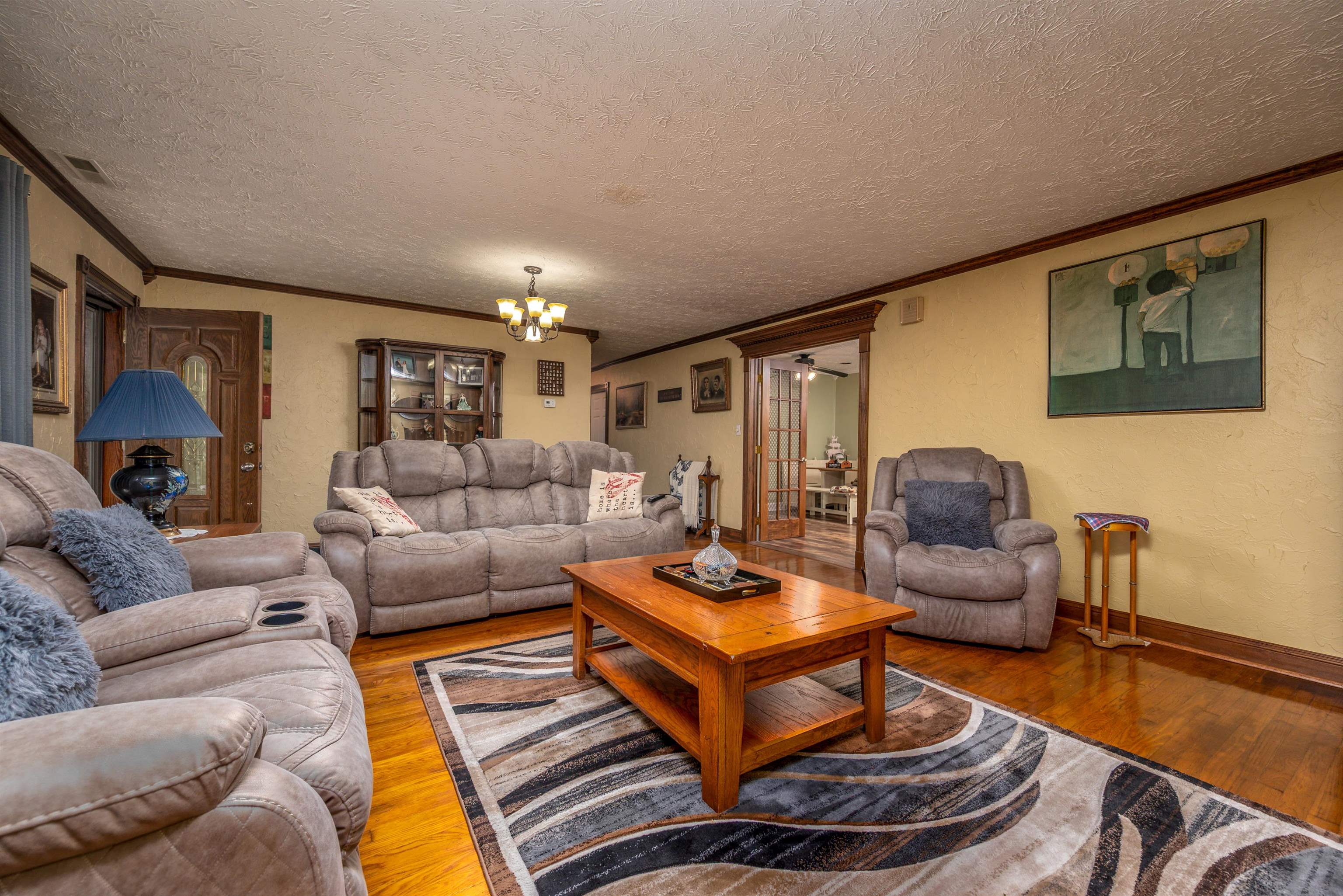 https://zimg.paragon.ice.com/ParagonImages/Property/PH/AABRKY/60823/10/0/0/b56c9059bd33d64ca8c343452fbad7ac/0/69738a9ec6c3ab1c417157a10990e05c/60823-1bce8b7b-2eca-4da9-9e3e-4d7ea99de777.JPG
