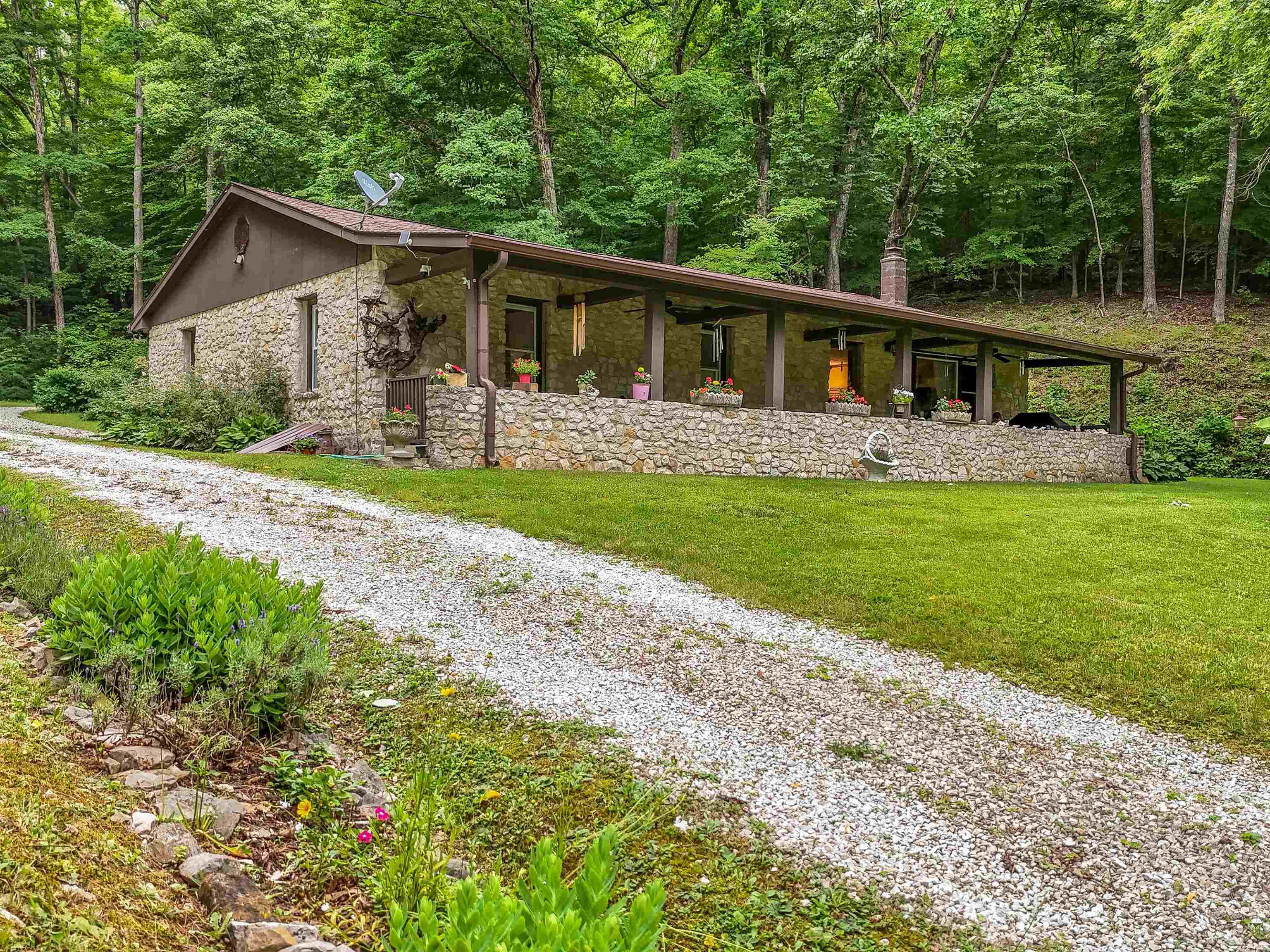 https://zimg.paragon.ice.com/ParagonImages/Property/PH/AABRKY/60823/4/0/0/fea68d95aff024b3d2aaa6c601cdeeb9/0/69738a9ec6c3ab1c417157a10990e05c/60823-9d72e1bf-e3ba-4989-b18a-0678760a773f.JPG