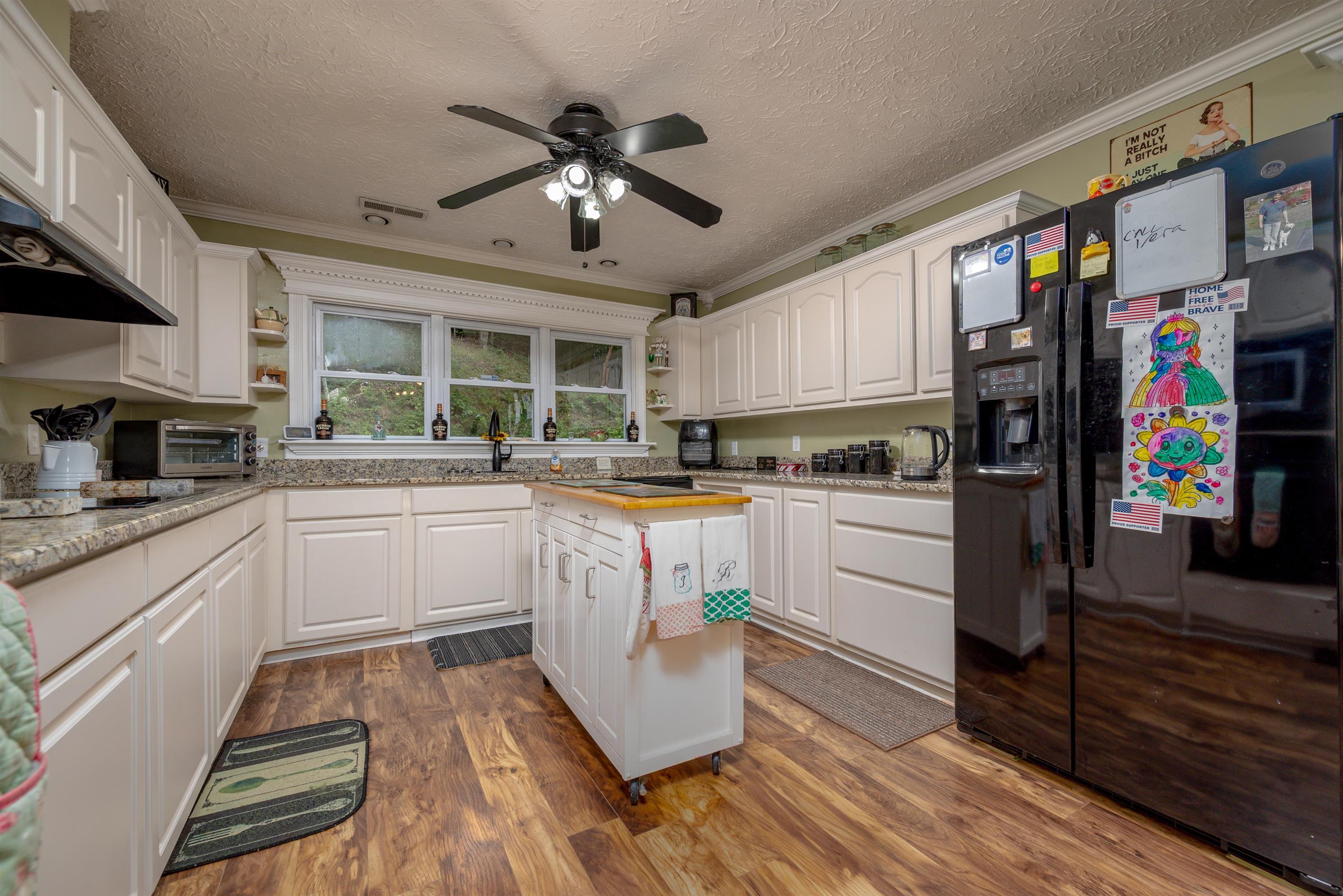 https://zimg.paragon.ice.com/ParagonImages/Property/PH/AABRKY/60823/7/0/0/62267a875ecb3416d36a48cc1bf98f97/0/69738a9ec6c3ab1c417157a10990e05c/60823-42c6b444-fcb5-4f6f-a312-a34b2d59c783.JPG