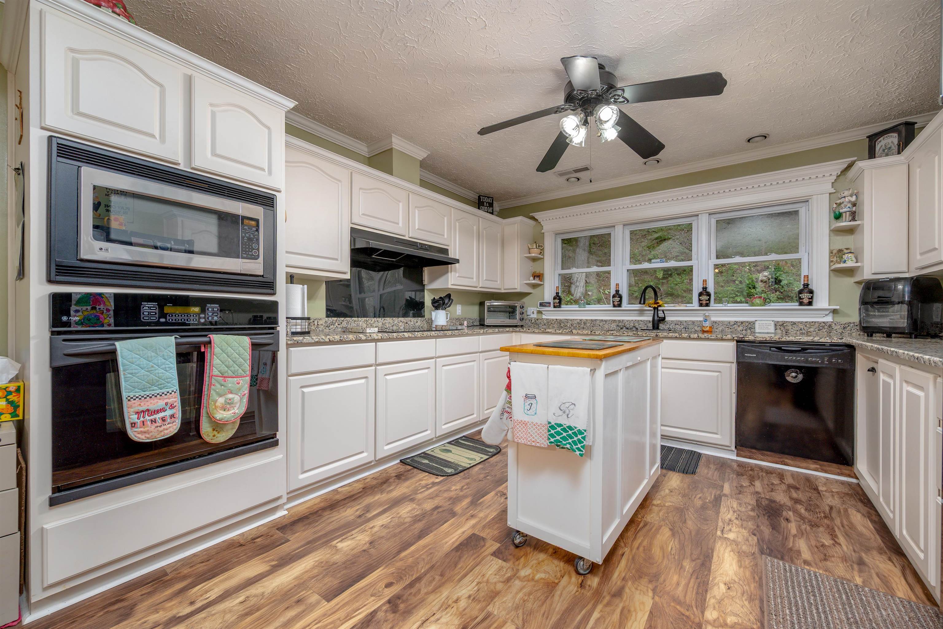 https://zimg.paragon.ice.com/ParagonImages/Property/PH/AABRKY/60823/8/0/0/49494f4f505a3189168c0a391cb55c25/0/69738a9ec6c3ab1c417157a10990e05c/60823-d670caaa-92c5-4ed2-a719-3249dd72d41f.JPG