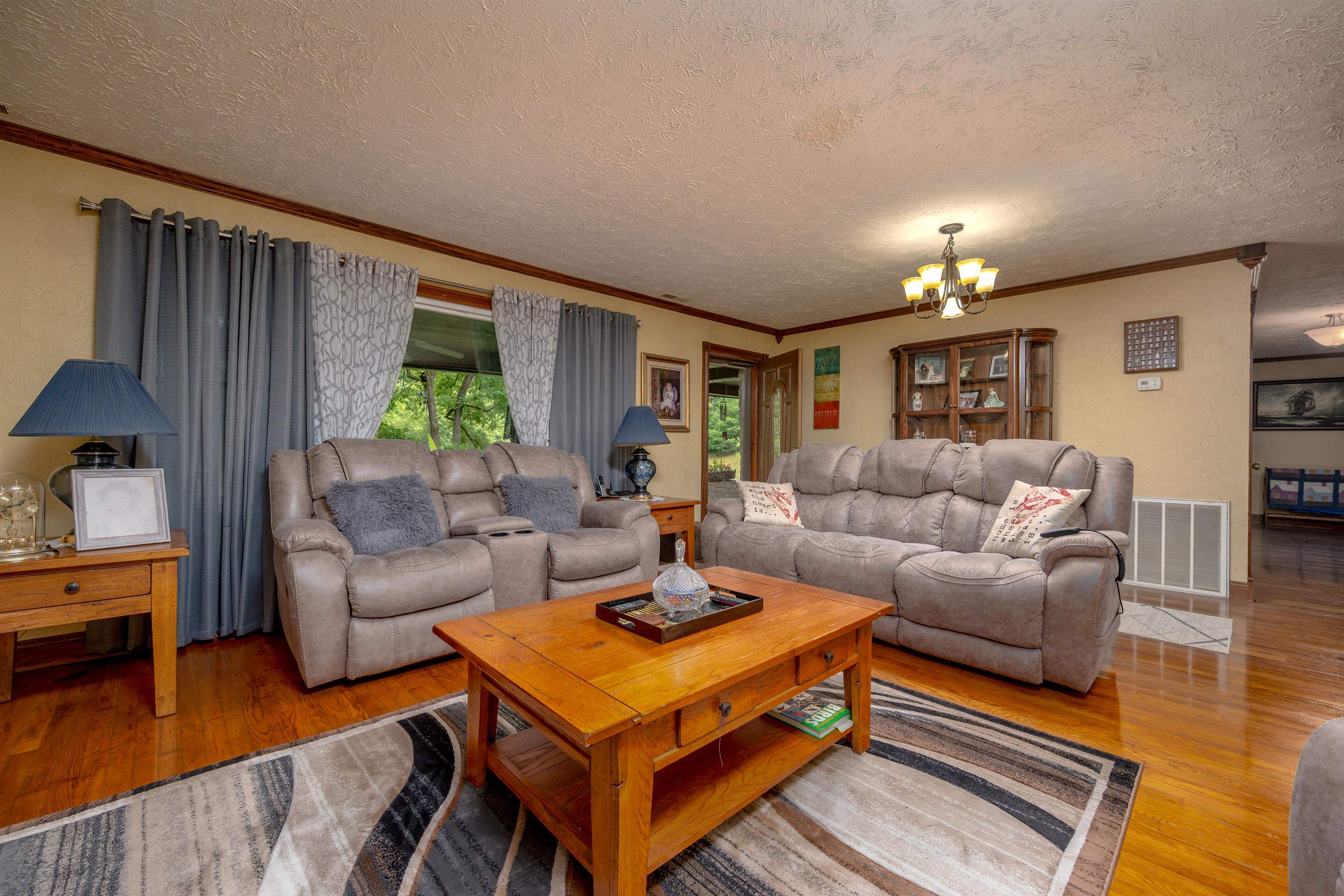 https://zimg.paragon.ice.com/ParagonImages/Property/PH/AABRKY/60823/9/0/0/3c275bb4c3de49b0fa0792db72771812/0/69738a9ec6c3ab1c417157a10990e05c/60823-e8c1ef10-ab91-4abc-a7e3-9c4cf4f2772d.JPG