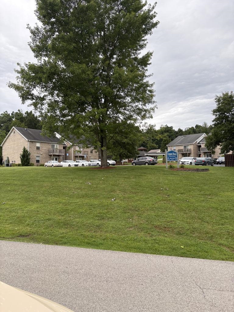 https://zimg.paragon.ice.com/ParagonImages/Property/PH/AABRKY/60825/7/0/0/8d88a2bbd4540f47cd70973ca07a402f/0/daf1fdb1f0911e8c489628aa9f0ff3cd/60825-16949a1f-8137-4123-967c-d5815a47dab0.JPG