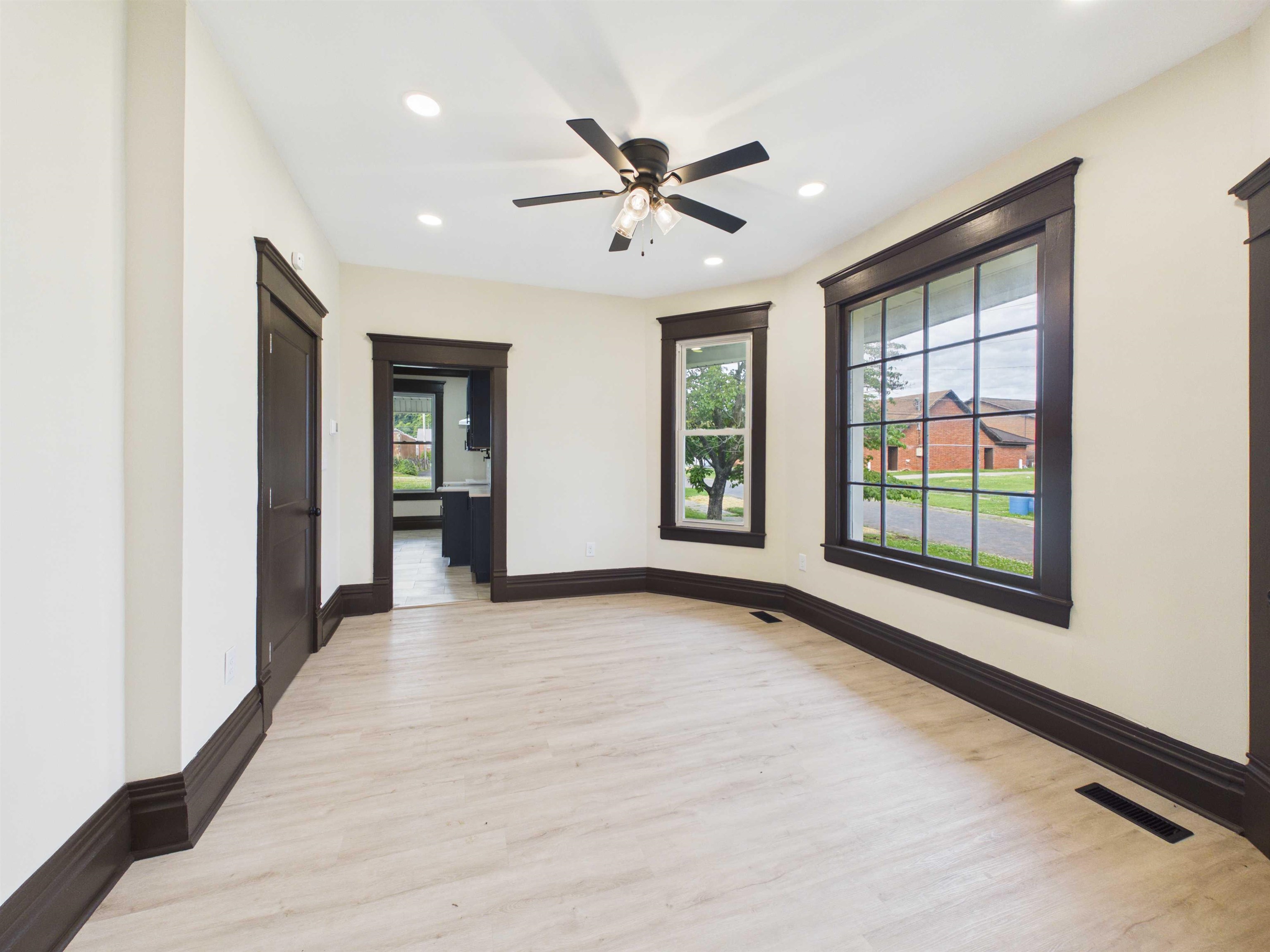 https://zimg.paragon.ice.com/ParagonImages/Property/PH/AABRKY/60827/10/0/0/3c5325ef6dfb2e579c6fee225d56c931/0/5c2cfc9aa213e33cd3bceb31ff9ff473/60827-276edb4f-3c59-4545-b58f-02e2ed648d4d.JPG