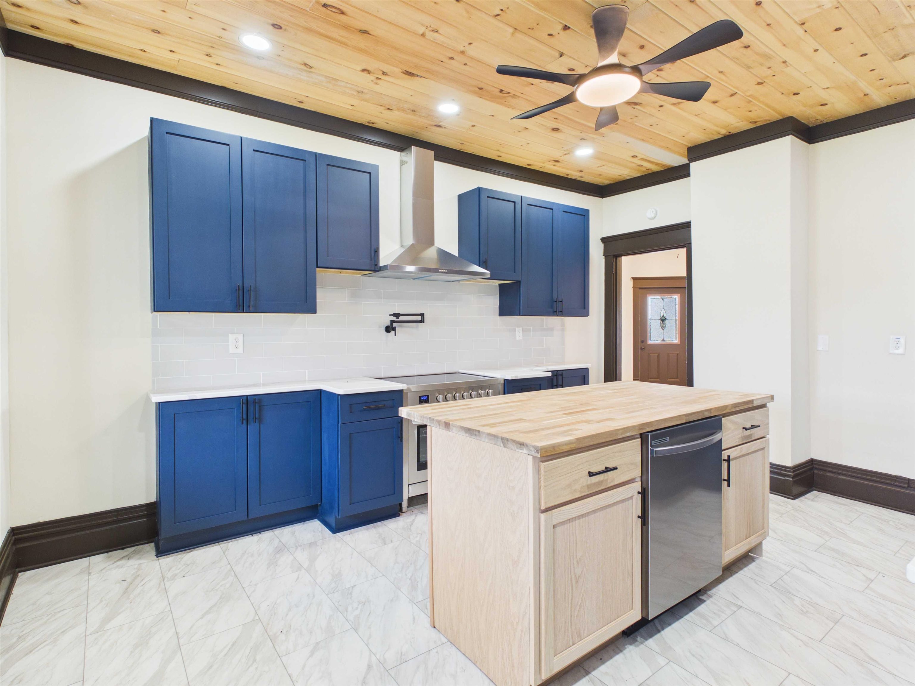 https://zimg.paragon.ice.com/ParagonImages/Property/PH/AABRKY/60827/2/0/0/79d7465c373c4e81b376287ae4357e67/0/5c2cfc9aa213e33cd3bceb31ff9ff473/60827-c532b57e-a059-46a3-bfd6-92c6c5af712d.JPG
