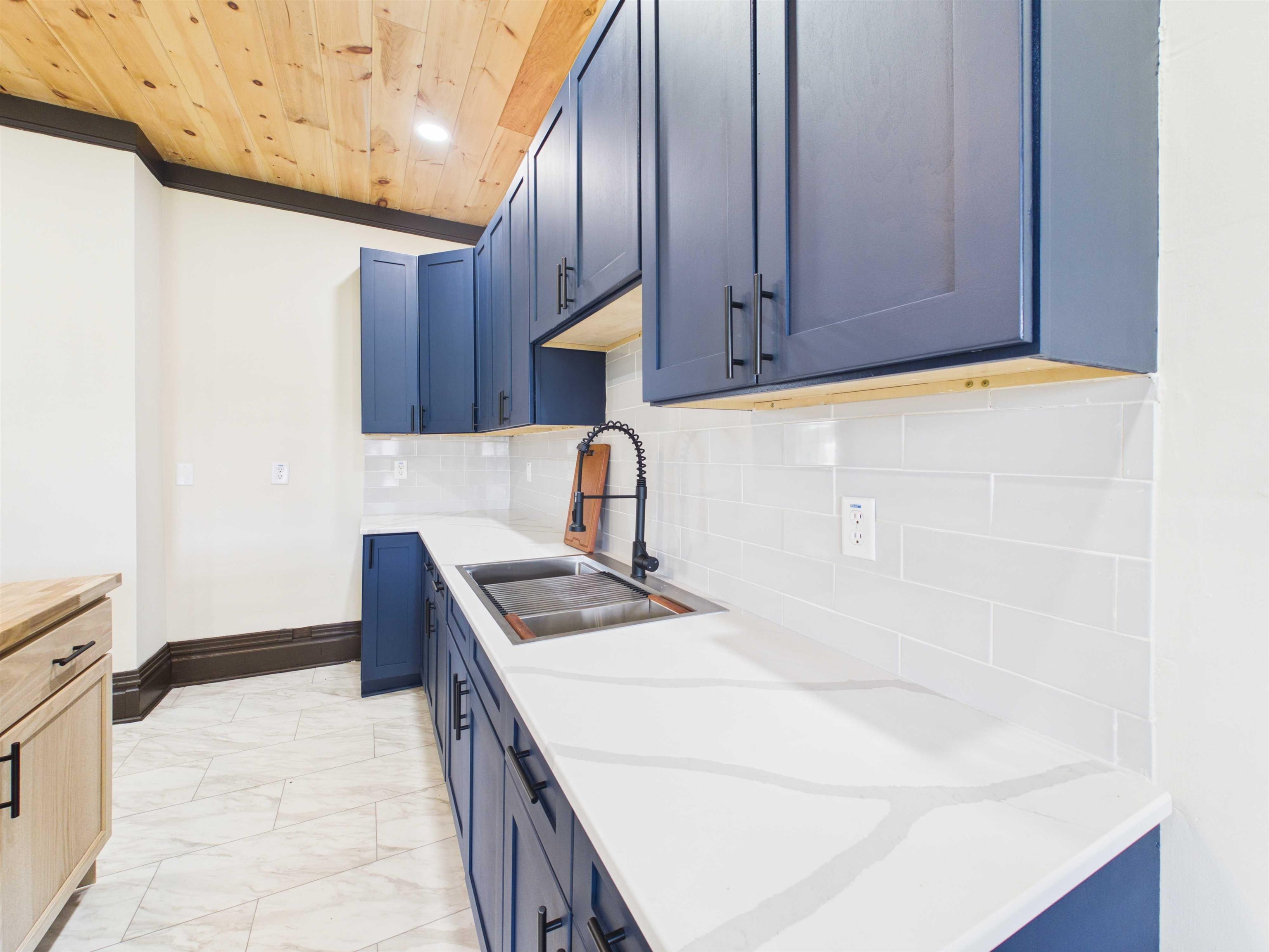 https://zimg.paragon.ice.com/ParagonImages/Property/PH/AABRKY/60827/3/0/0/dc1d146aaceb754e194865de0c7dab6f/0/5c2cfc9aa213e33cd3bceb31ff9ff473/60827-d047b57a-7064-40ec-80d7-46c077635d6b.JPG