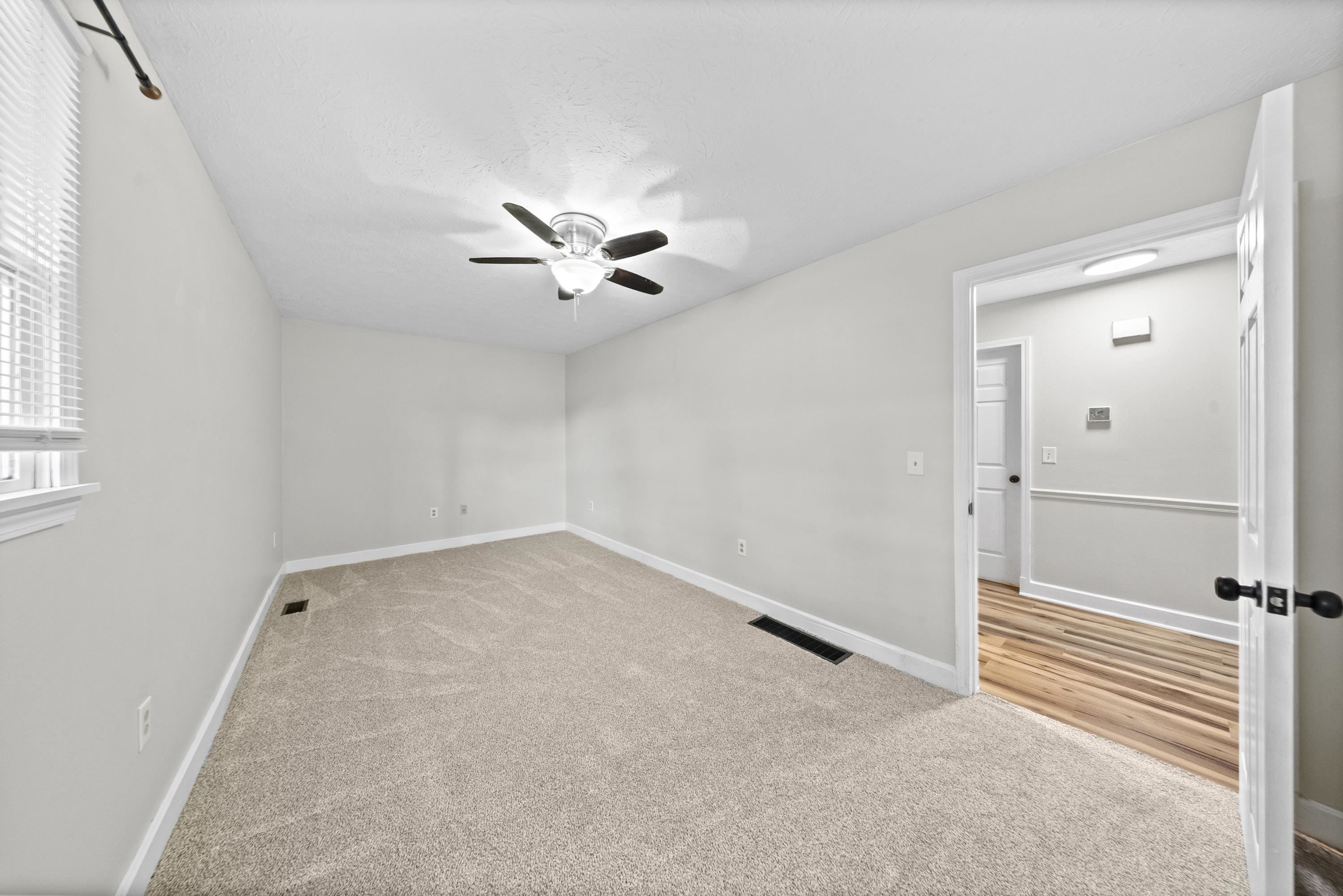 https://zimg.paragon.ice.com/ParagonImages/Property/PH/AABRKY/60828/11/0/0/50570733df886a3c0d4b962a2913faed/0/b94511fc224a4d81ec1fc47609ba5114/60828-9f035411-2309-48a4-b273-2971660e24ae.JPG