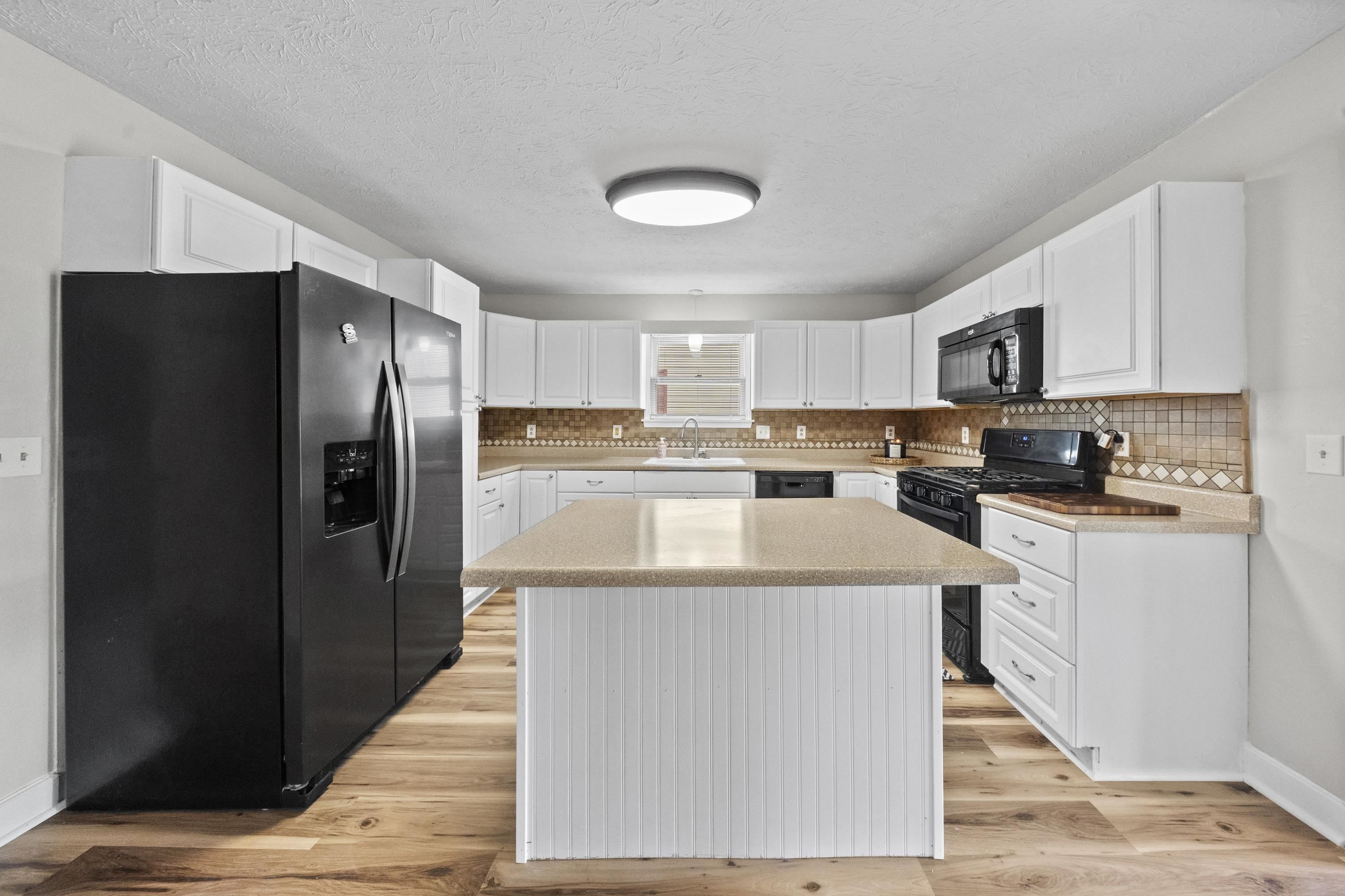 https://zimg.paragon.ice.com/ParagonImages/Property/PH/AABRKY/60828/7/0/0/dc357f70e99f38d949450f99a531aec2/0/b94511fc224a4d81ec1fc47609ba5114/60828-7a7c0358-c93d-4eb7-8386-eb10545d6192.JPG