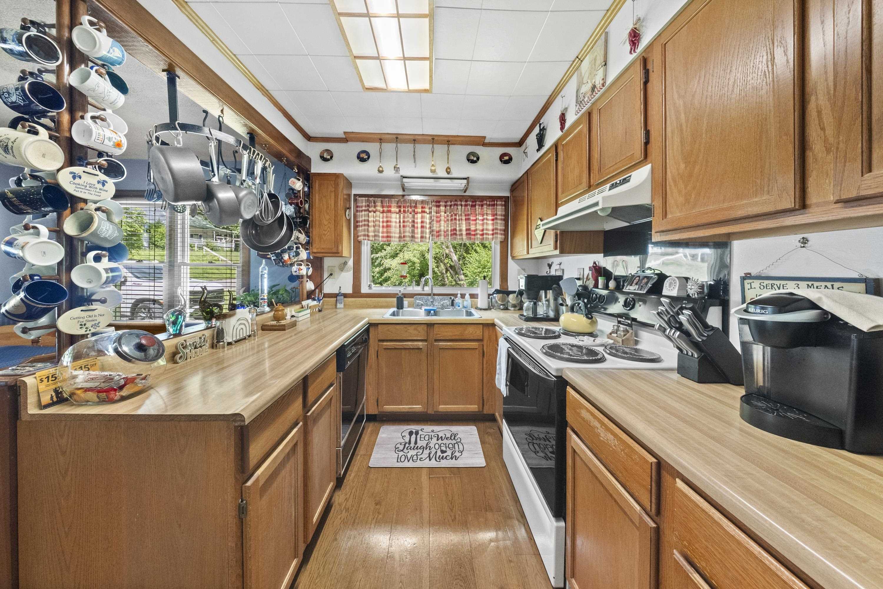 https://zimg.paragon.ice.com/ParagonImages/Property/PH/AABRKY/60830/4/0/0/e96609a5a54febc294f67e1e39356ee9/0/06f7a27aecb07caadd58af9a3c5ae18b/60830-1d3e00ea-5cfe-4a06-a7d1-15f22160cae4.JPG