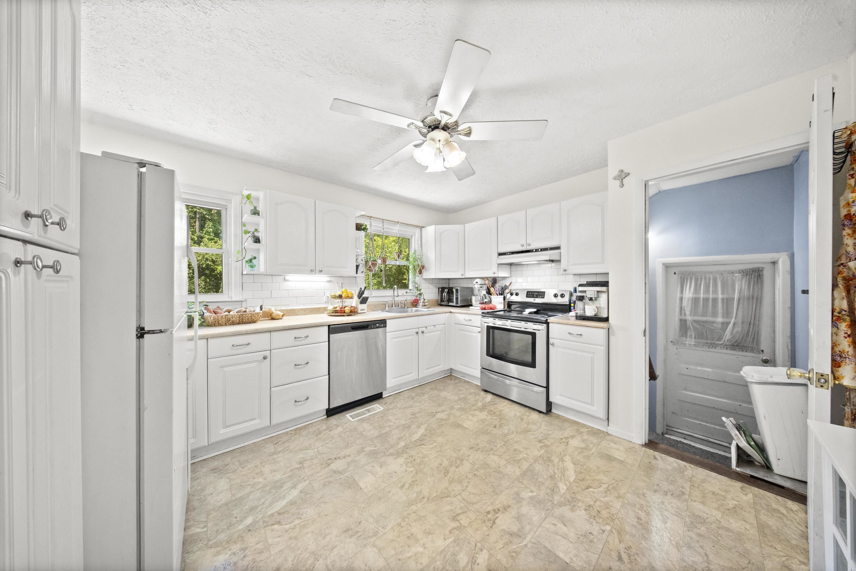 https://zimg.paragon.ice.com/ParagonImages/Property/PH/AABRKY/60831/10/0/0/baf30da1fd854f16173b16d586e22a4c/0/b89d180f6415b5c0f0800c1994df318e/60831-40b66222-bd9e-408a-bab2-9c831aa1094c.JPG