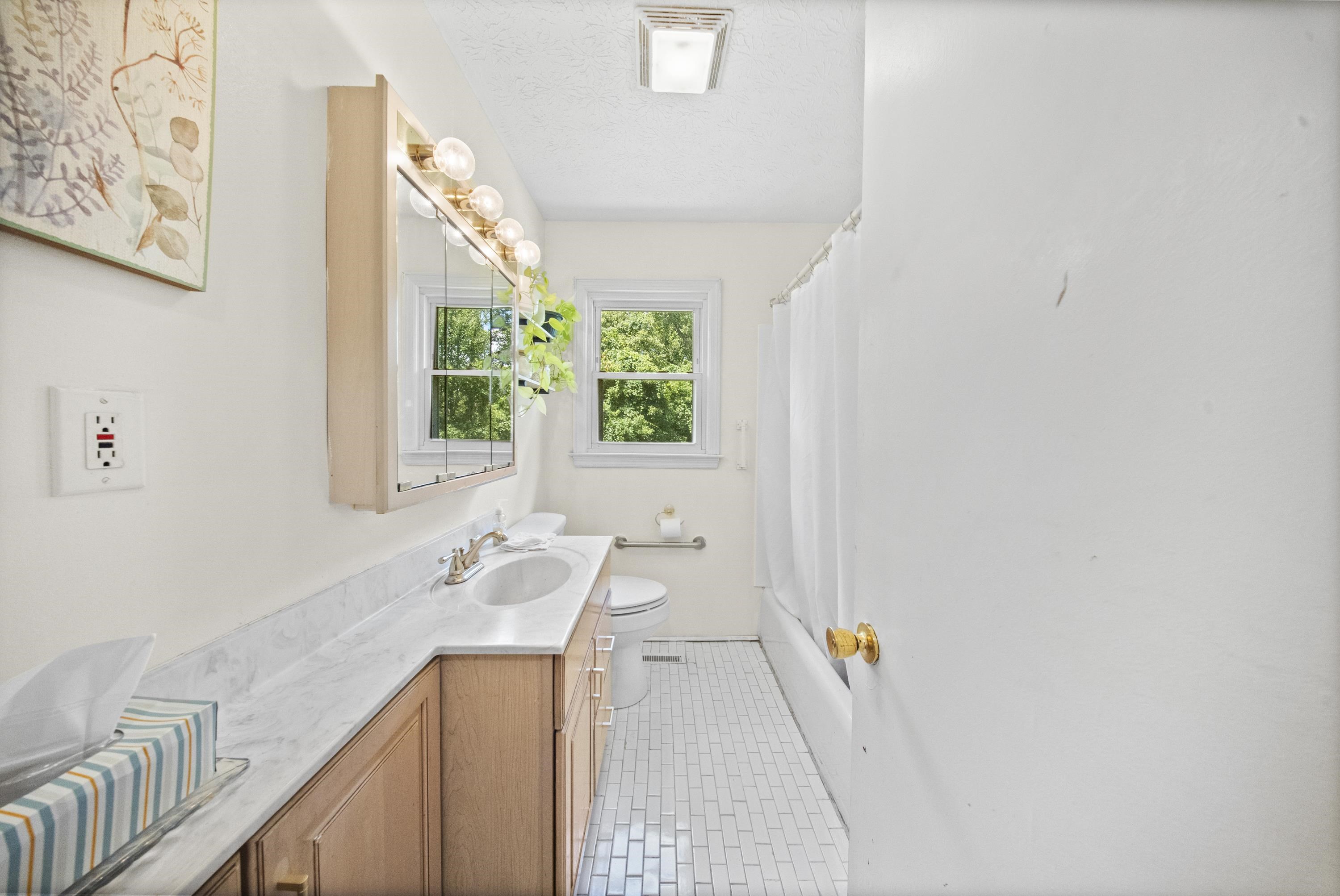 https://zimg.paragon.ice.com/ParagonImages/Property/PH/AABRKY/60831/13/0/0/aa29703f5bc24819f1d0286128e53b8d/0/b89d180f6415b5c0f0800c1994df318e/60831-b73ac1cc-57fd-4de2-ada5-53d1e4959c2a.JPG