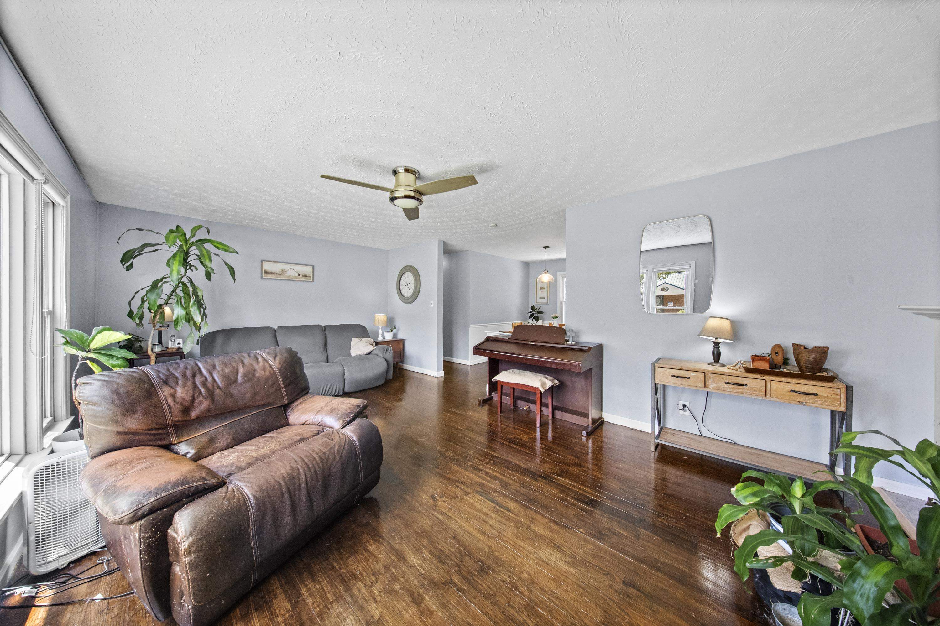 https://zimg.paragon.ice.com/ParagonImages/Property/PH/AABRKY/60831/2/0/0/7cac69ba4d43656f8ea52ebcc4296e15/0/b89d180f6415b5c0f0800c1994df318e/60831-7fa7c506-fc5f-4beb-8c9b-29e2ac82de2a.JPG
