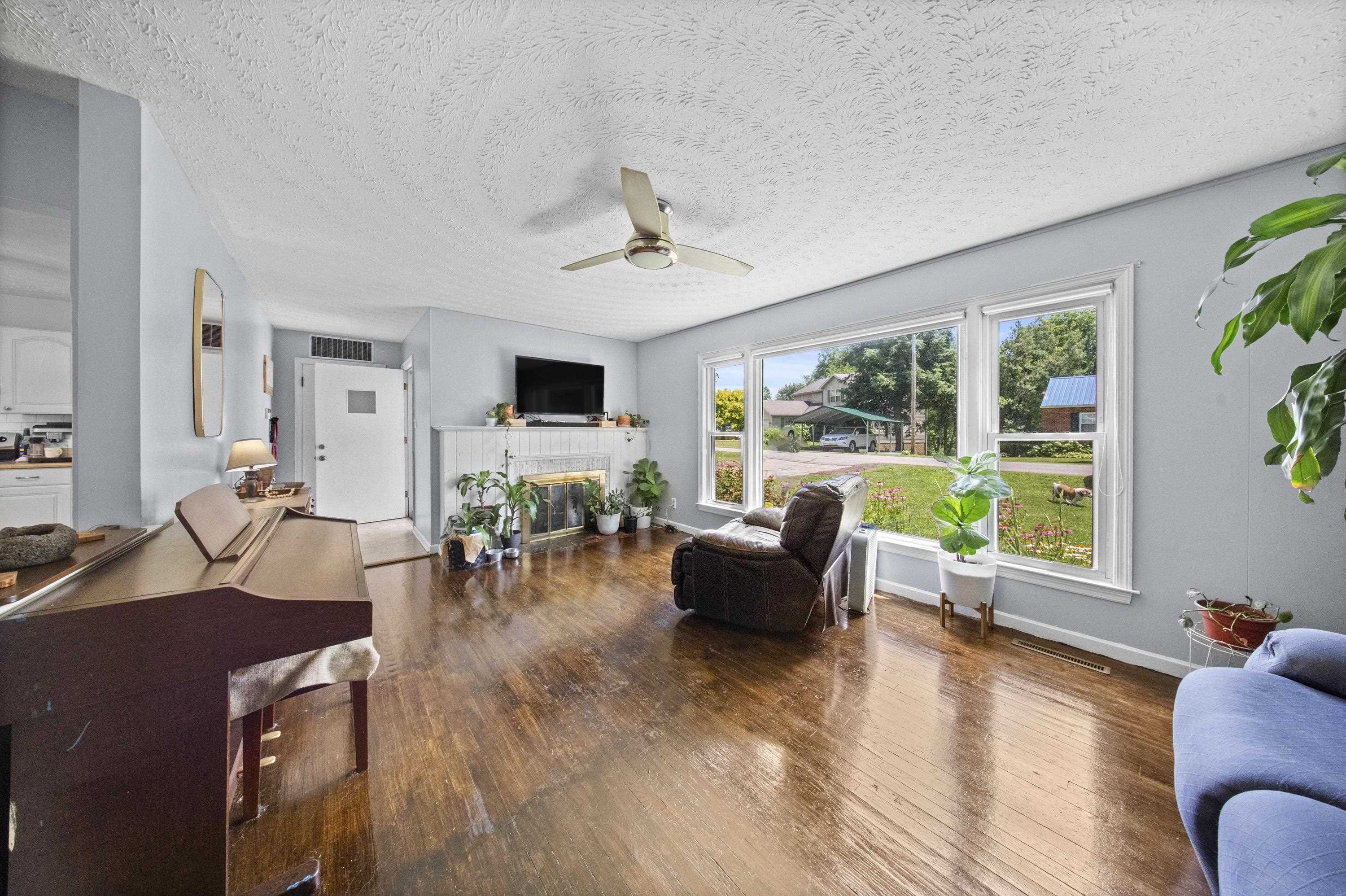 https://zimg.paragon.ice.com/ParagonImages/Property/PH/AABRKY/60831/4/0/0/9c3c2f162ed2a1abca36d59ca54cbc53/0/b89d180f6415b5c0f0800c1994df318e/60831-eb172b8c-4123-48e3-8fa9-e75c1994edf4.JPG