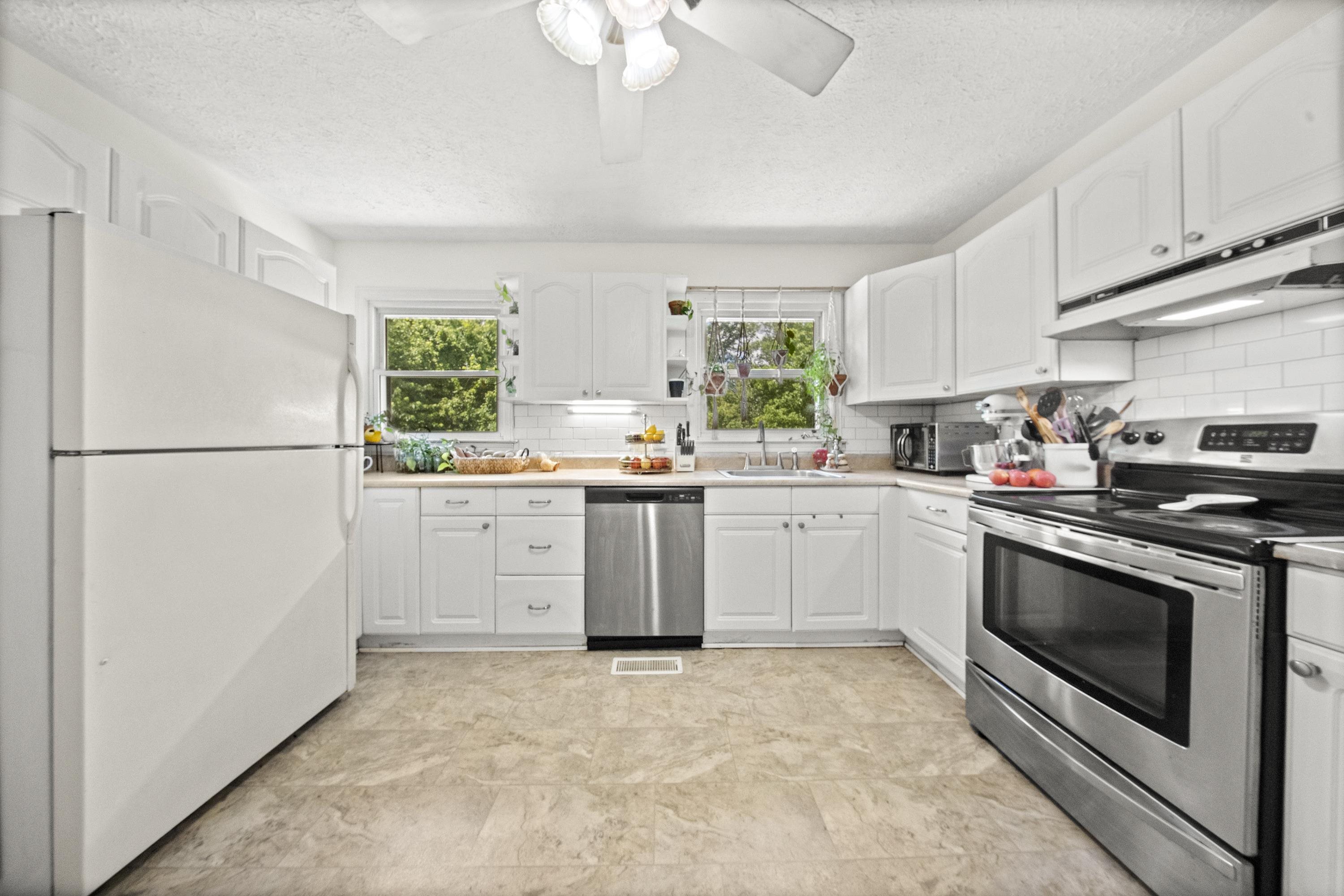 https://zimg.paragon.ice.com/ParagonImages/Property/PH/AABRKY/60831/7/0/0/e13cb8fdc53142366add371c736d8b6b/0/b89d180f6415b5c0f0800c1994df318e/60831-af93a785-6231-43dd-8152-a17839311571.JPG