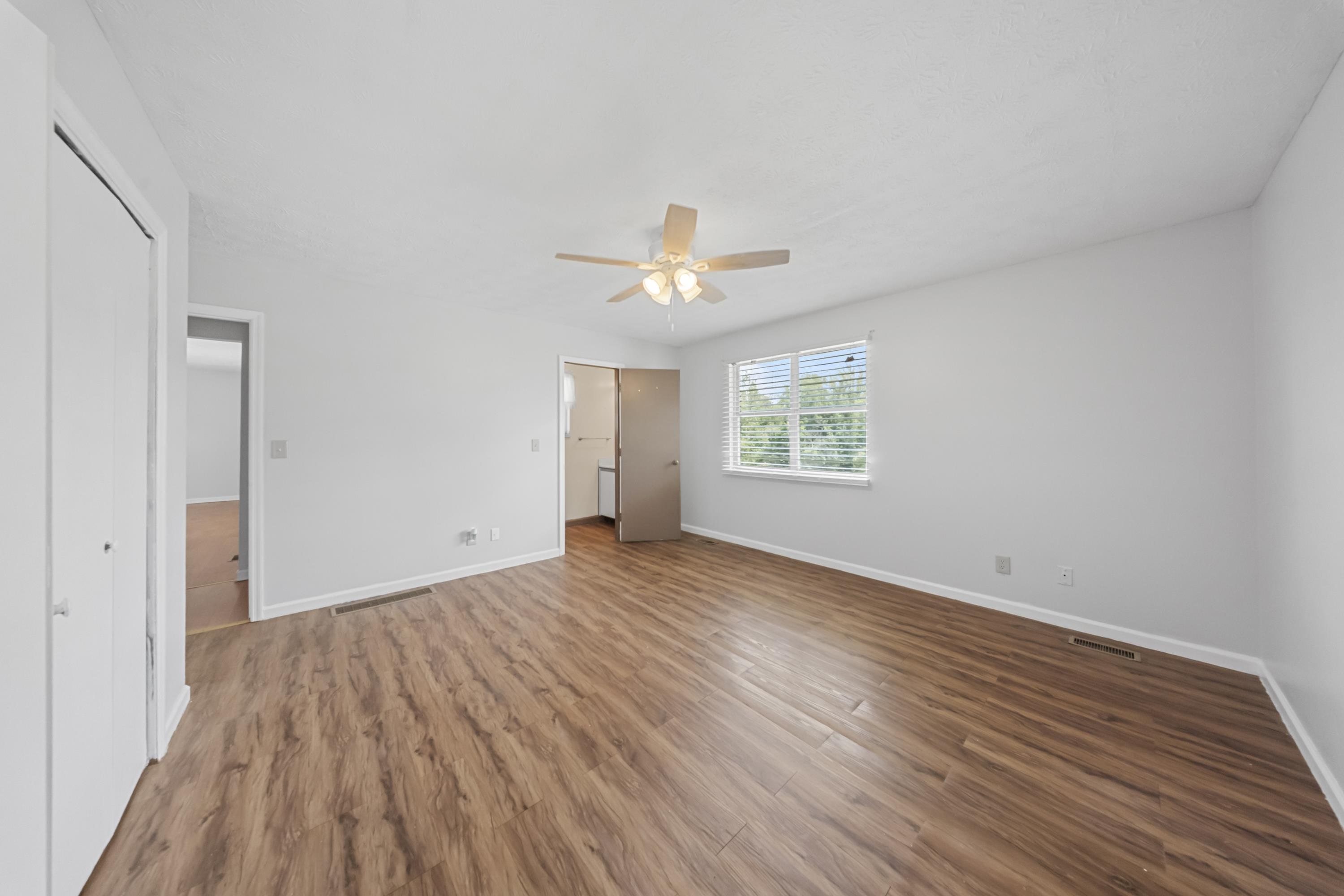 https://zimg.paragon.ice.com/ParagonImages/Property/PH/AABRKY/60838/11/0/0/1173ac02efb5fac47f4d73a747373ccc/0/e6c6e215dc9d7c85cb0aff2deae56d72/60838-2696213a-d9b2-47f5-85f2-f35160e76c00.JPG