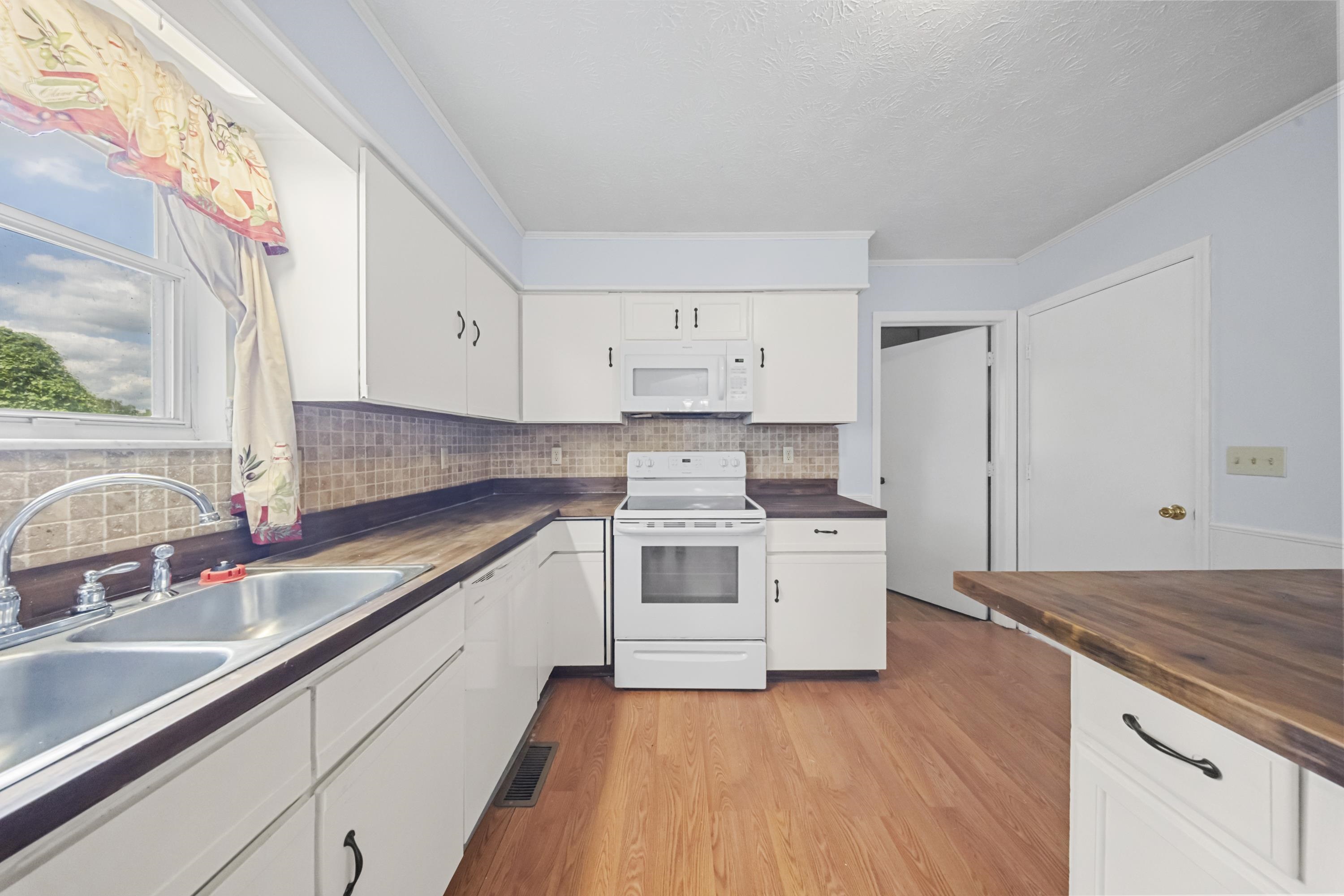 https://zimg.paragon.ice.com/ParagonImages/Property/PH/AABRKY/60838/2/0/0/fe11fc3610f7d68c778dd612a360c9e6/0/e6c6e215dc9d7c85cb0aff2deae56d72/60838-66672dff-6523-464f-96d3-348668a2f2a7.JPG