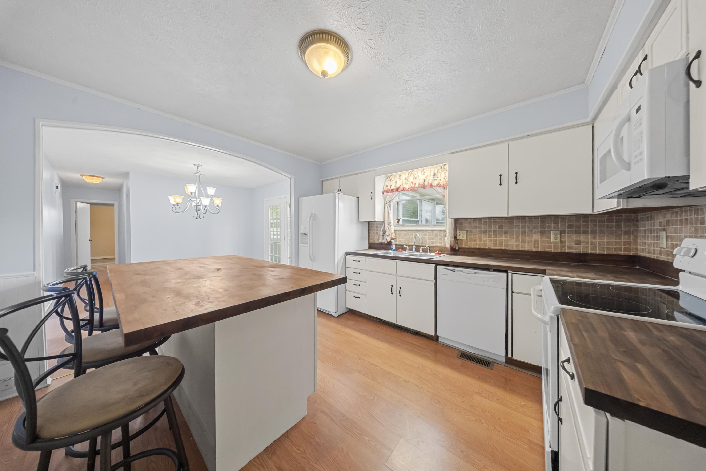 https://zimg.paragon.ice.com/ParagonImages/Property/PH/AABRKY/60838/3/0/0/d4e4e50c5fd0713437cd299e6bb001e9/0/e6c6e215dc9d7c85cb0aff2deae56d72/60838-a5820a73-30ae-4136-b75c-5e8f8da5f8c6.JPG