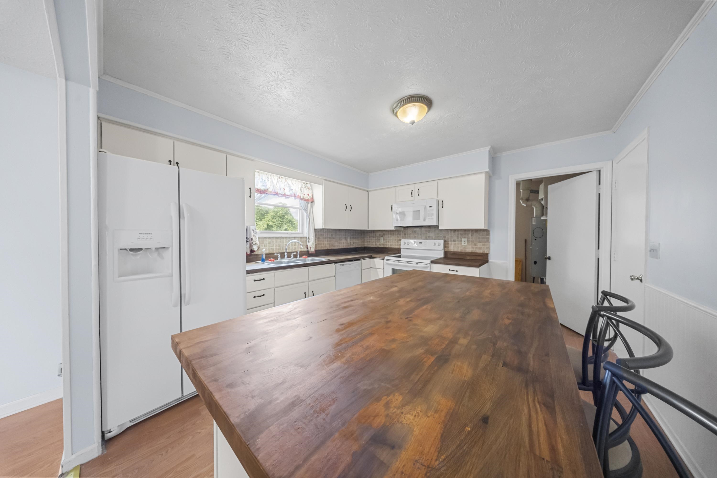 https://zimg.paragon.ice.com/ParagonImages/Property/PH/AABRKY/60838/4/0/0/bae8597ed778d0268fd5ecd1fc3b5c25/0/e6c6e215dc9d7c85cb0aff2deae56d72/60838-a2f46d49-b1e7-4a41-8a75-a4aed2e4fa23.JPG