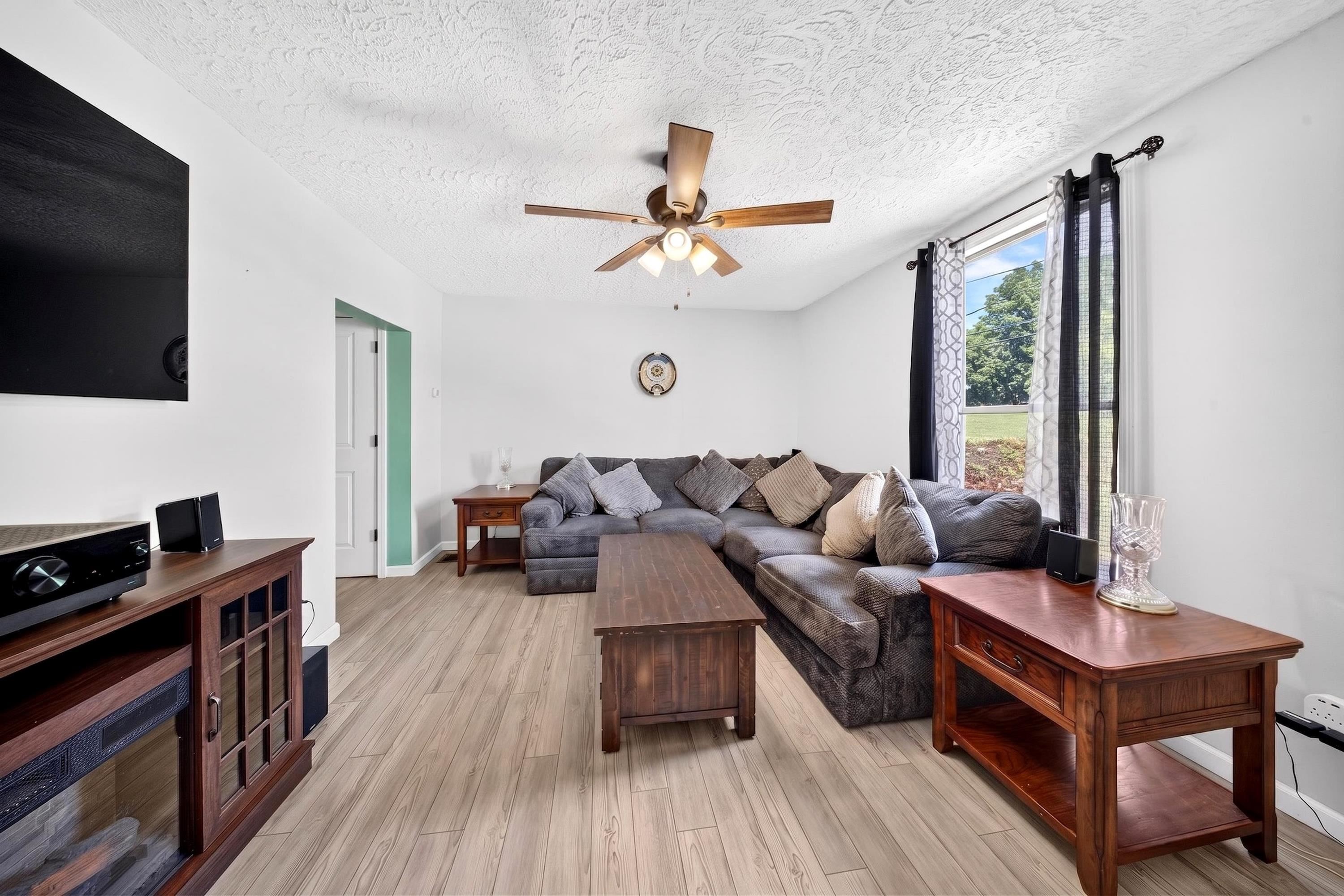 https://zimg.paragon.ice.com/ParagonImages/Property/PH/AABRKY/60854/3/0/0/9e90621a9d8c32a06930397477b3fc0c/0/af672f7fadf5d3251f201982e0f78a11/60854-a0ee5273-03c3-40ef-94ce-ac46ef32c840.JPG