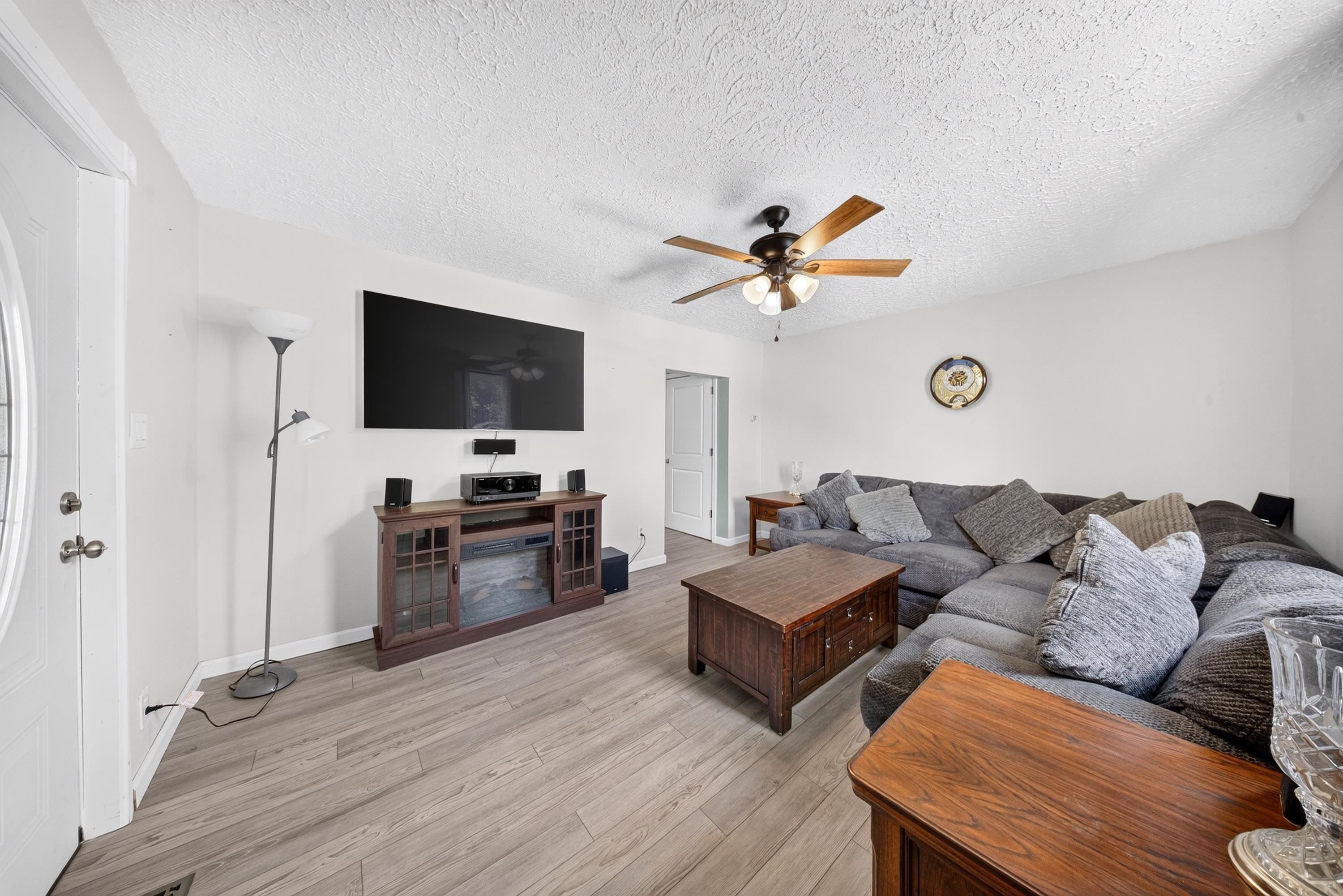 https://zimg.paragon.ice.com/ParagonImages/Property/PH/AABRKY/60854/4/0/0/28833868cb95d044024947957e8e5a73/0/af672f7fadf5d3251f201982e0f78a11/60854-00583ccf-e96a-47ce-acab-3fe18b1baaa4.JPG