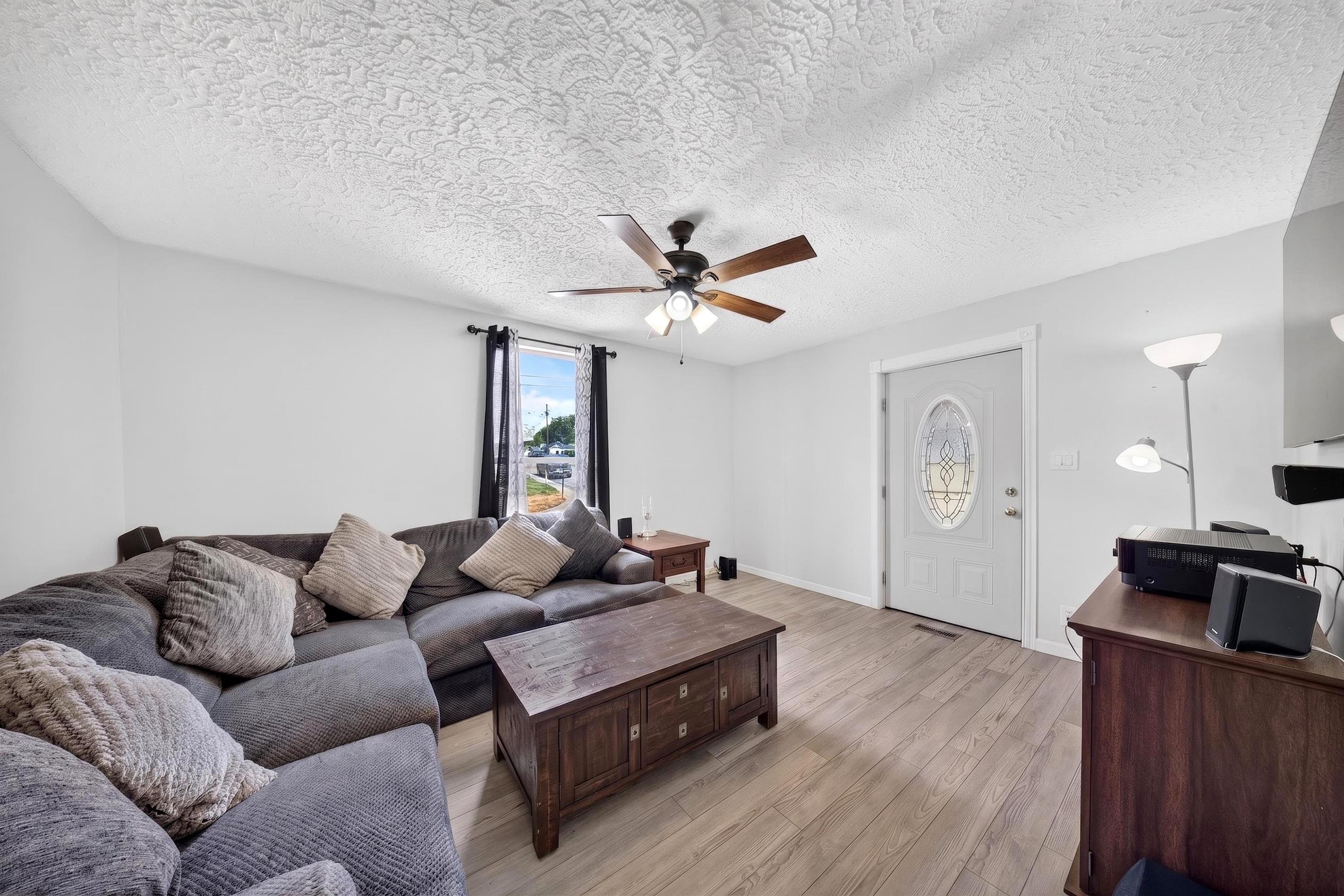 https://zimg.paragon.ice.com/ParagonImages/Property/PH/AABRKY/60854/5/0/0/4170386015d65ad42691706d4d616be2/0/af672f7fadf5d3251f201982e0f78a11/60854-dbb8313c-81d0-4b14-bdd7-d4b305e799bf.JPG
