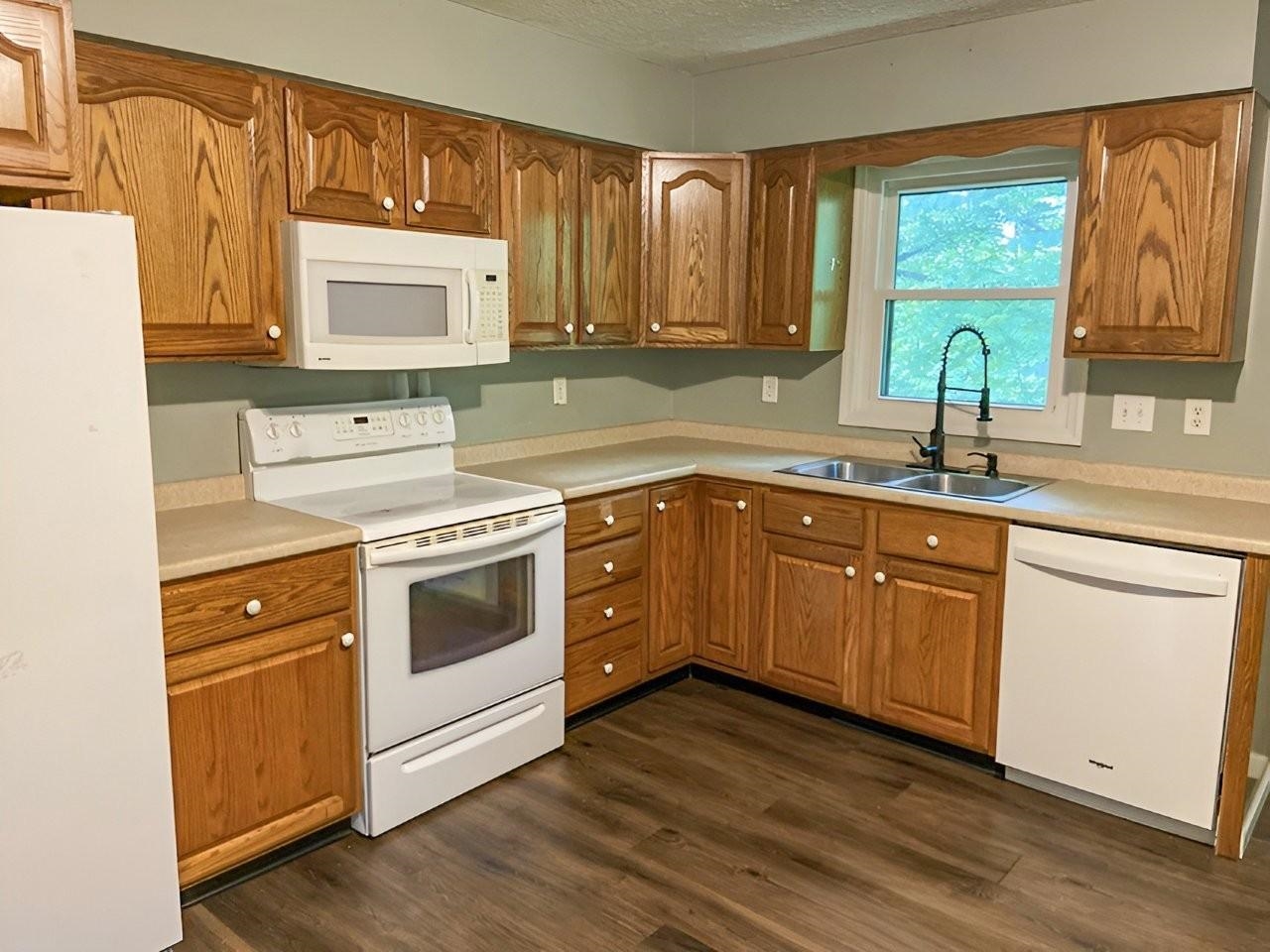 https://zimg.paragon.ice.com/ParagonImages/Property/PH/AABRKY/60856/9/0/0/b0e0494e8a6027438b5f7cd6240886be/0/b8711225491a214062b89e1b5a9d7c24/60856-6626f8c6-a4f9-41ba-a014-d12803fb47a1.JPG