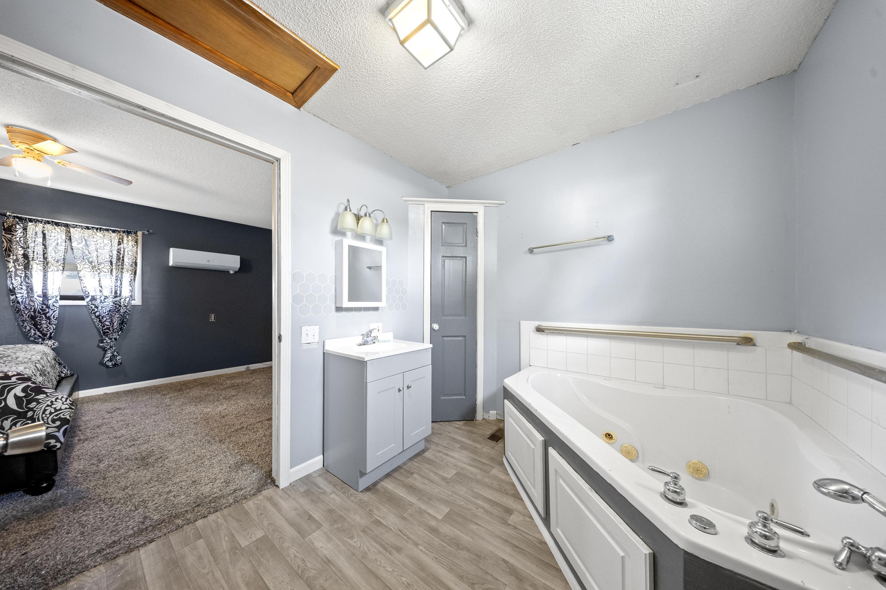 https://zimg.paragon.ice.com/ParagonImages/Property/PH/AABRKY/60858/13/0/0/d5f67e3b5589660518114eedc113f6e5/0/5d06727ae054e9df42bedcb23b44065d/60858-593ea6a2-9c37-46a0-948e-19ba0d4e780b.JPG