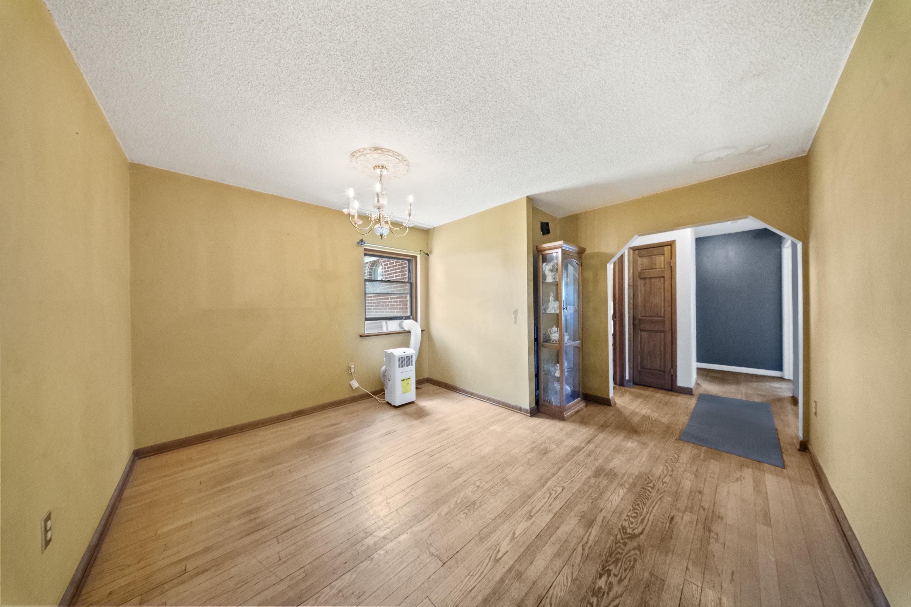 https://zimg.paragon.ice.com/ParagonImages/Property/PH/AABRKY/60858/4/0/0/10c283cfb5b558984dca5453fd90a2b2/0/5d06727ae054e9df42bedcb23b44065d/60858-8f880f12-9c0d-4508-bee3-7c20c8f63f60.JPG