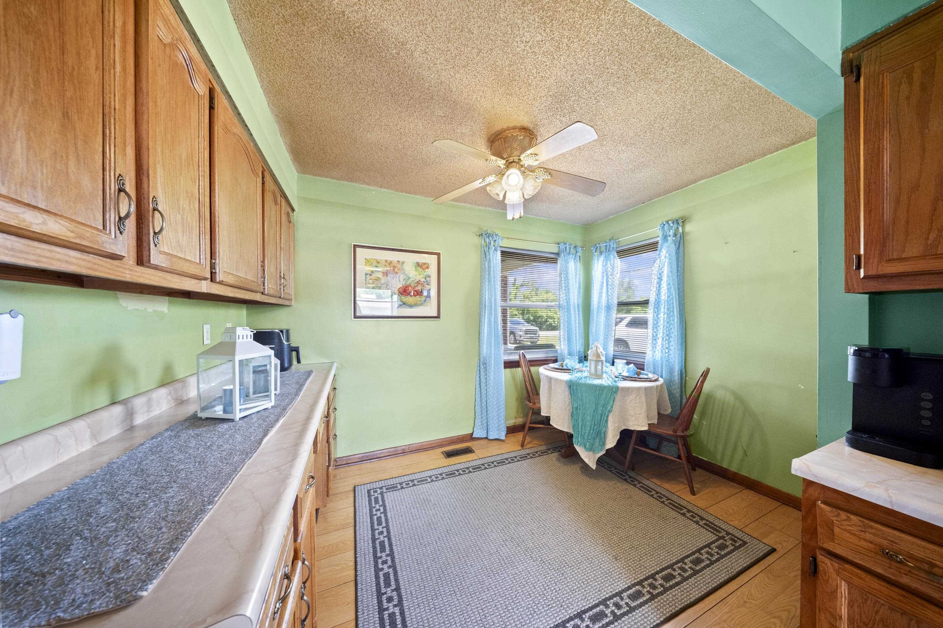 https://zimg.paragon.ice.com/ParagonImages/Property/PH/AABRKY/60858/7/0/0/784cee2ec78aa79be1e22774a65a2e30/0/5d06727ae054e9df42bedcb23b44065d/60858-7921826f-91e8-4d7a-be3f-fa8a63f990f6.JPG