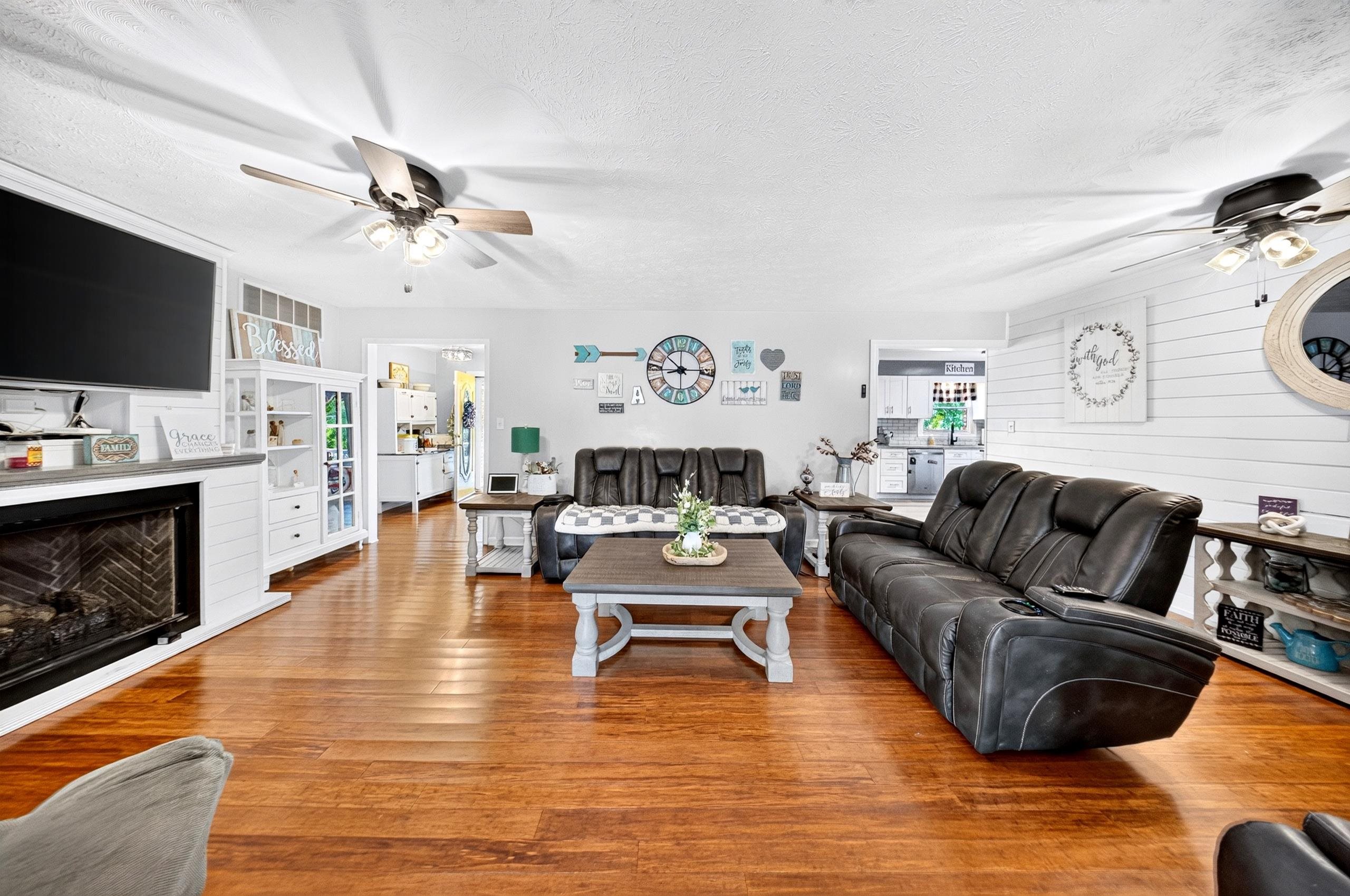 https://zimg.paragon.ice.com/ParagonImages/Property/PH/AABRKY/60860/10/0/0/eabe9e3ba8da8883d678041dcf1223e9/0/c5207d5431d3756cb625cfd1fbccc767/60860-ee0e4f50-cd59-4a76-ad37-b3a13c6866e2.JPG