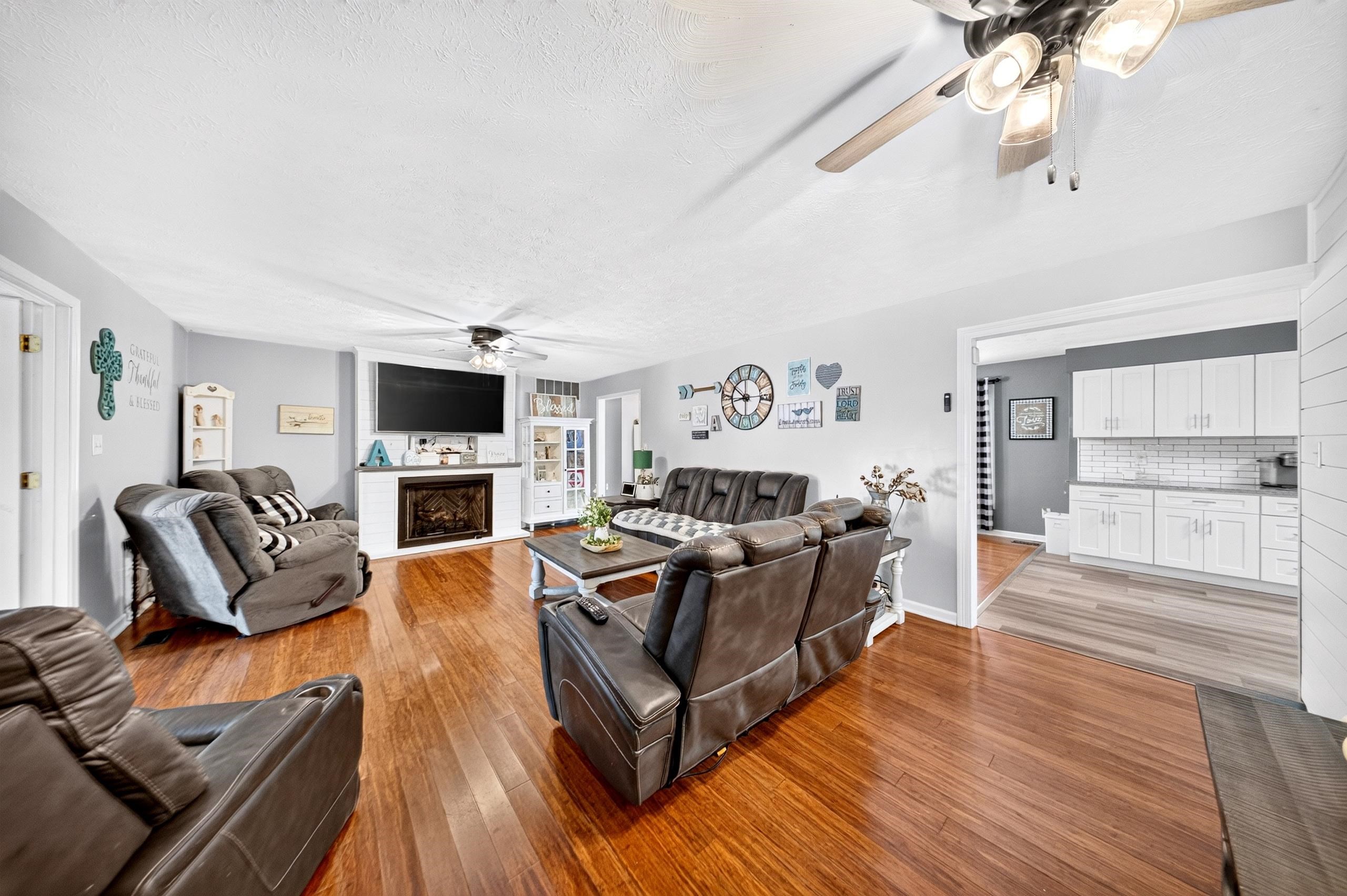 https://zimg.paragon.ice.com/ParagonImages/Property/PH/AABRKY/60860/11/0/0/0e52dc88cd132c9722819f933c38efc4/0/c5207d5431d3756cb625cfd1fbccc767/60860-f7987c5a-35bb-4050-bc00-6abdec8fc1d8.JPG
