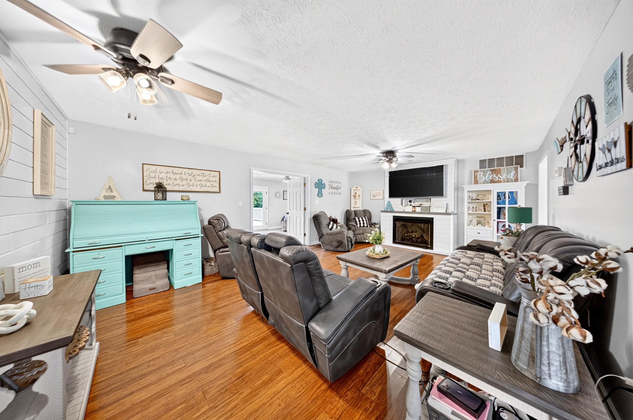 https://zimg.paragon.ice.com/ParagonImages/Property/PH/AABRKY/60860/12/0/0/36eaf5a660dbea831a1205fb5f3f28d6/0/c5207d5431d3756cb625cfd1fbccc767/60860-87c25643-1d67-4e9c-8a44-1fb3e71fba66.JPG