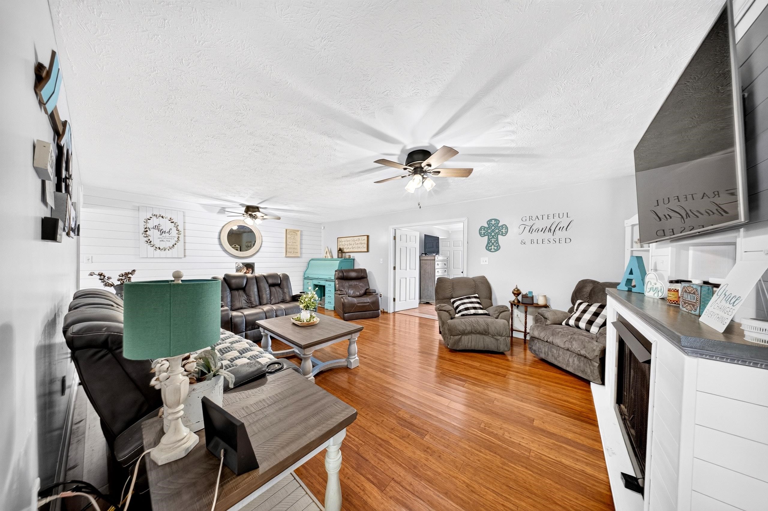https://zimg.paragon.ice.com/ParagonImages/Property/PH/AABRKY/60860/9/0/0/3a1e7e62424f2026387063d2fa33eeea/0/c5207d5431d3756cb625cfd1fbccc767/60860-54868dbe-d397-4bd7-beeb-a4a1ea1b95b9.JPG