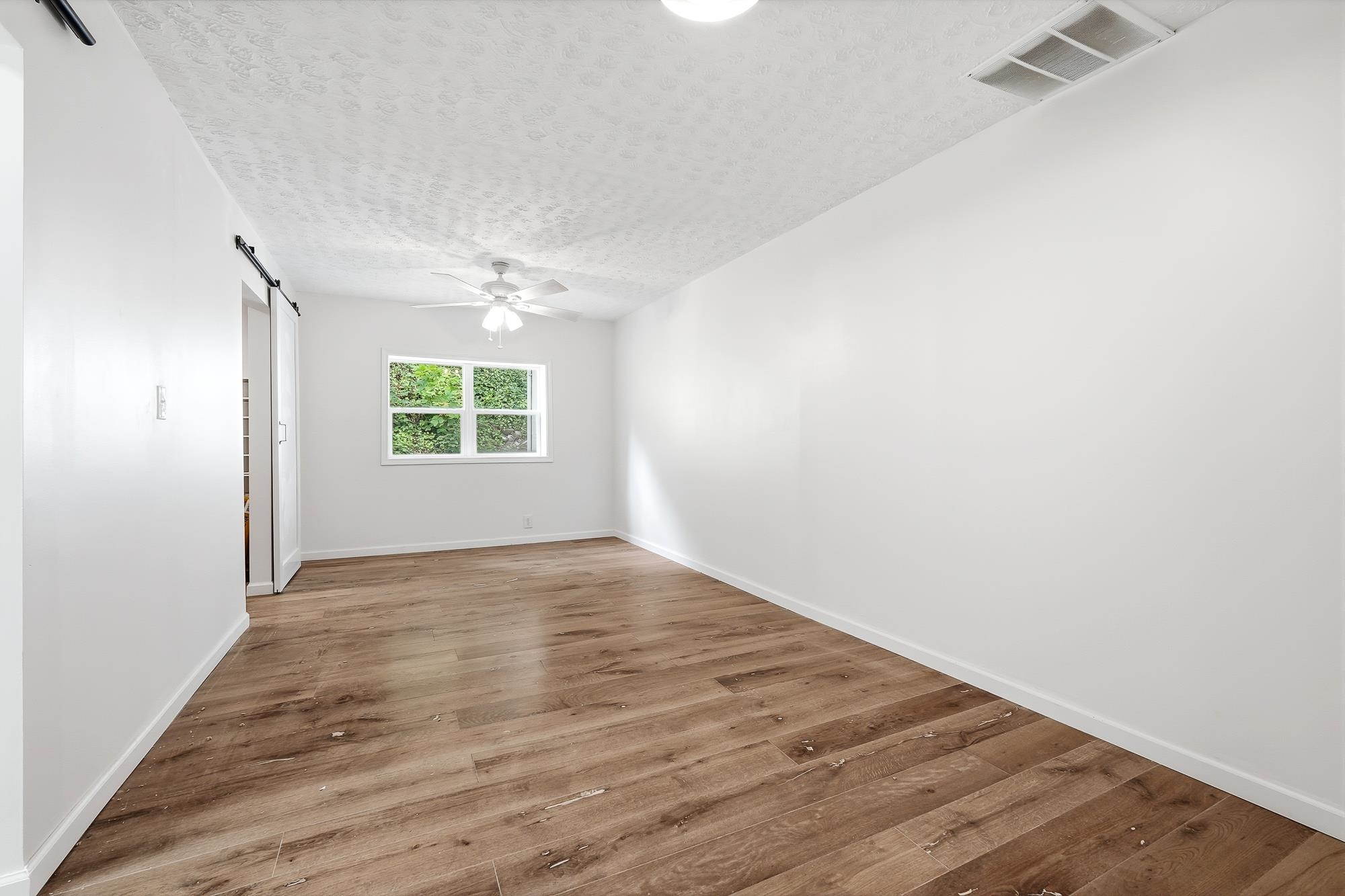 https://zimg.paragon.ice.com/ParagonImages/Property/PH/AABRKY/60868/11/0/0/1c94ae659805860deecba245132fa428/0/76927fec3f7ef2b55d4e80dfc679d490/60868-897f4bc9-b476-446a-b304-2dc904c38b49.JPG