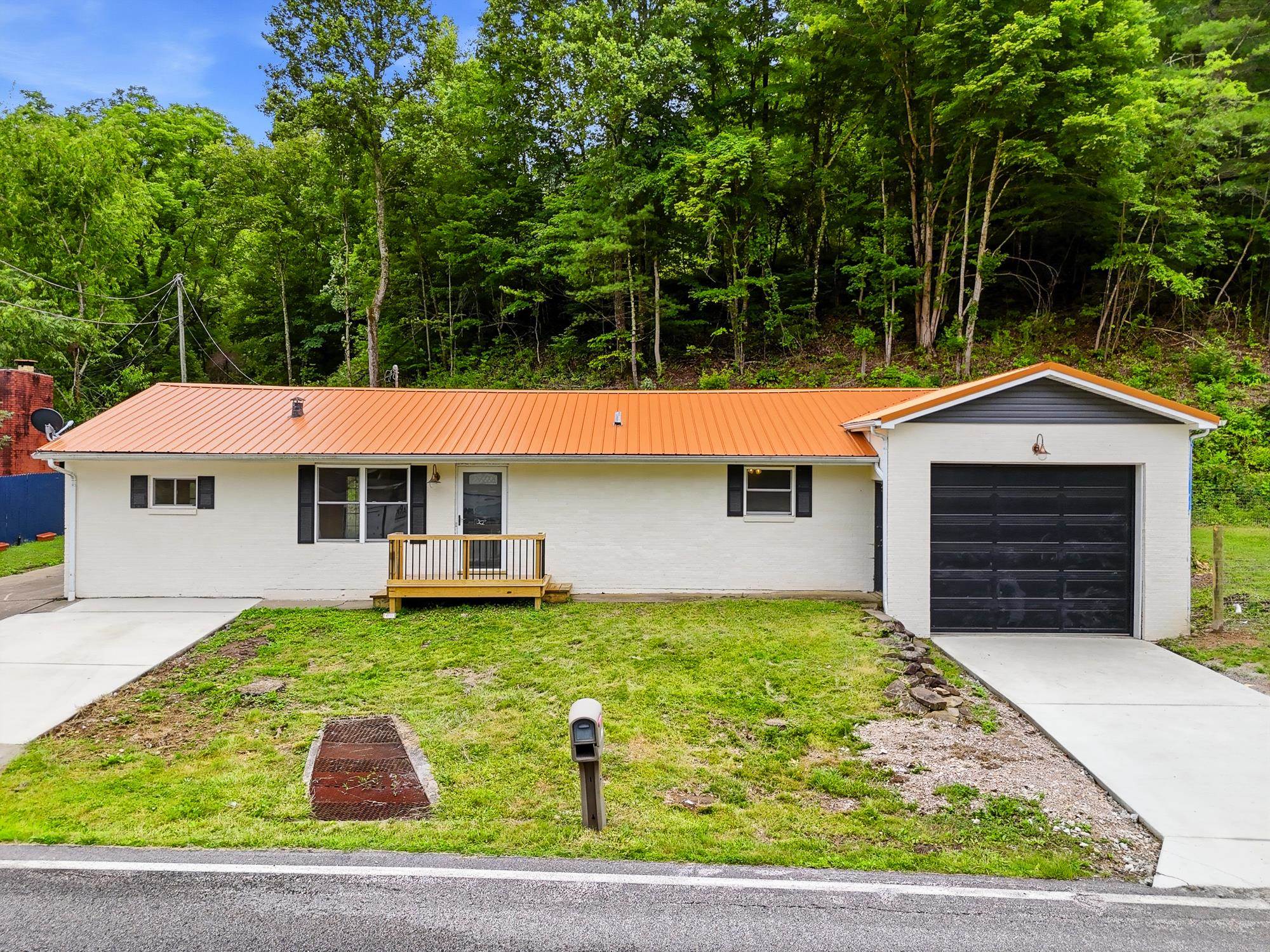 https://zimg.paragon.ice.com/ParagonImages/Property/PH/AABRKY/60868/2/0/0/d5b4f5113ba2d2a6c474eb1c30a8c113/0/76927fec3f7ef2b55d4e80dfc679d490/60868-41f66913-e2e2-4849-bce6-f6d70fa8d99a.JPG