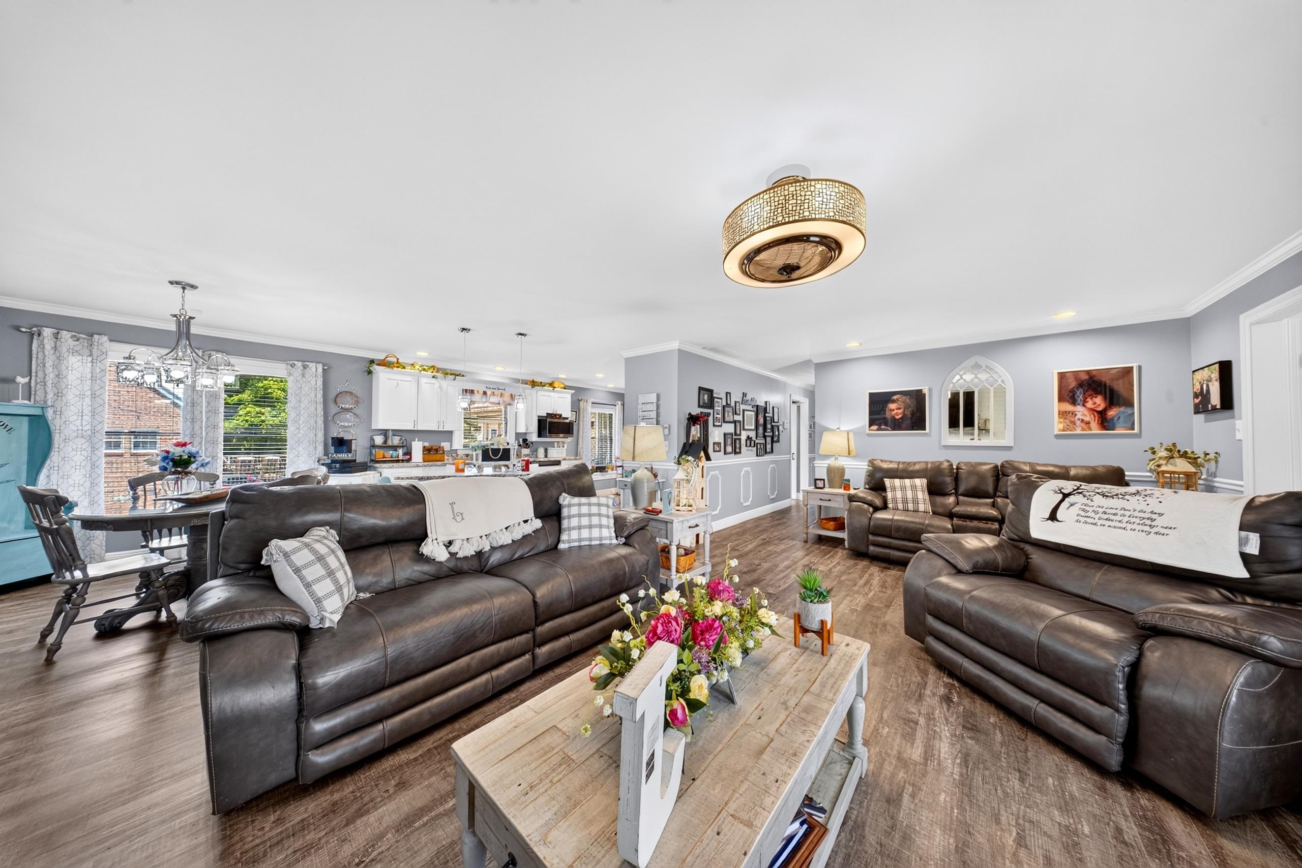https://zimg.paragon.ice.com/ParagonImages/Property/PH/AABRKY/60873/12/0/0/7b8f001bc711c35e0c55c58840751c5c/0/3b774819b0a0f4ae251d2c4bd826ec09/60873-ef0e5419-95e7-4163-b8e4-b328d01fcec2.JPG