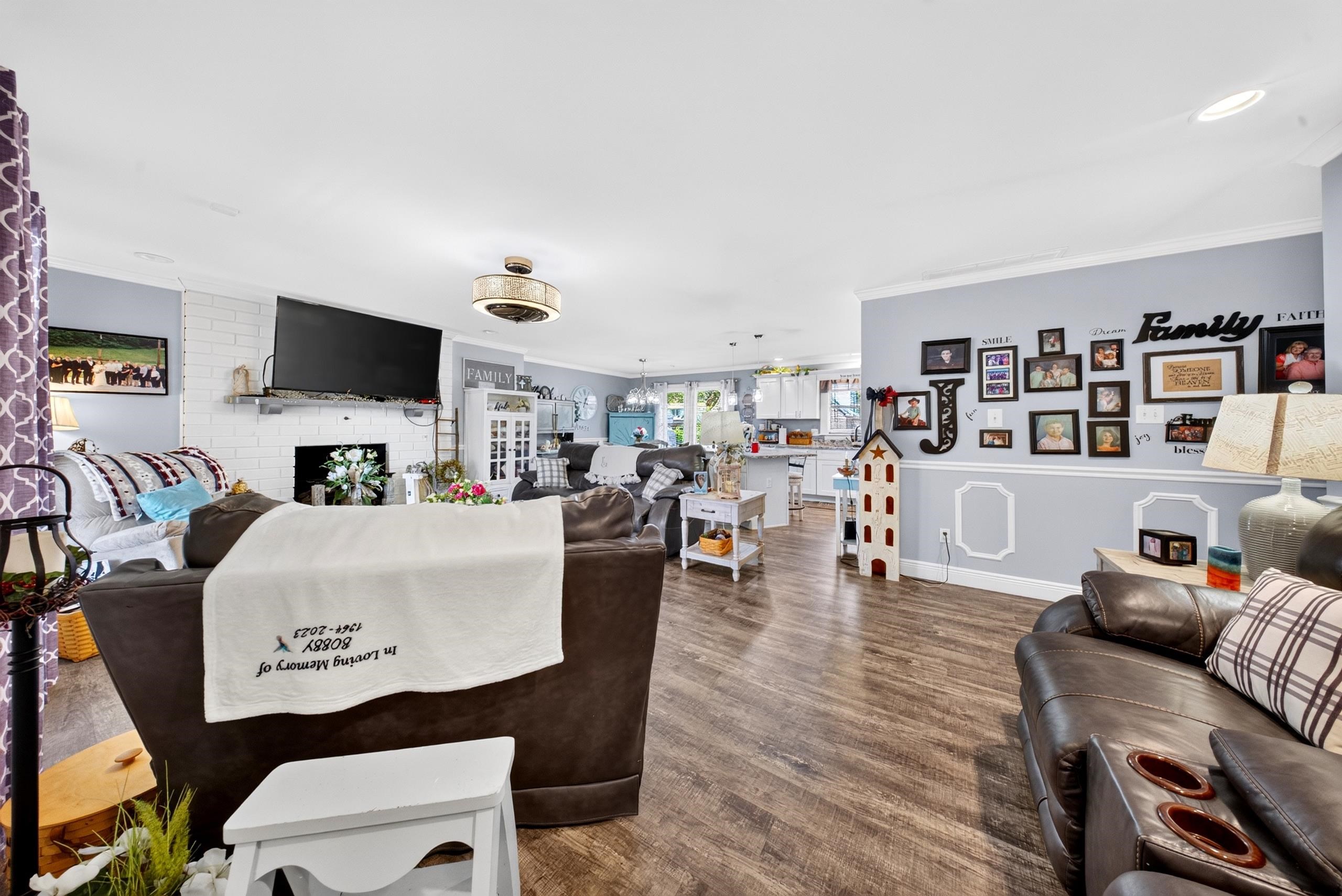 https://zimg.paragon.ice.com/ParagonImages/Property/PH/AABRKY/60873/8/0/0/82be322887dfaf23a444cd7ec00dce4e/0/3b774819b0a0f4ae251d2c4bd826ec09/60873-aadfc935-80eb-46ea-a878-4b8d3230effe.JPG