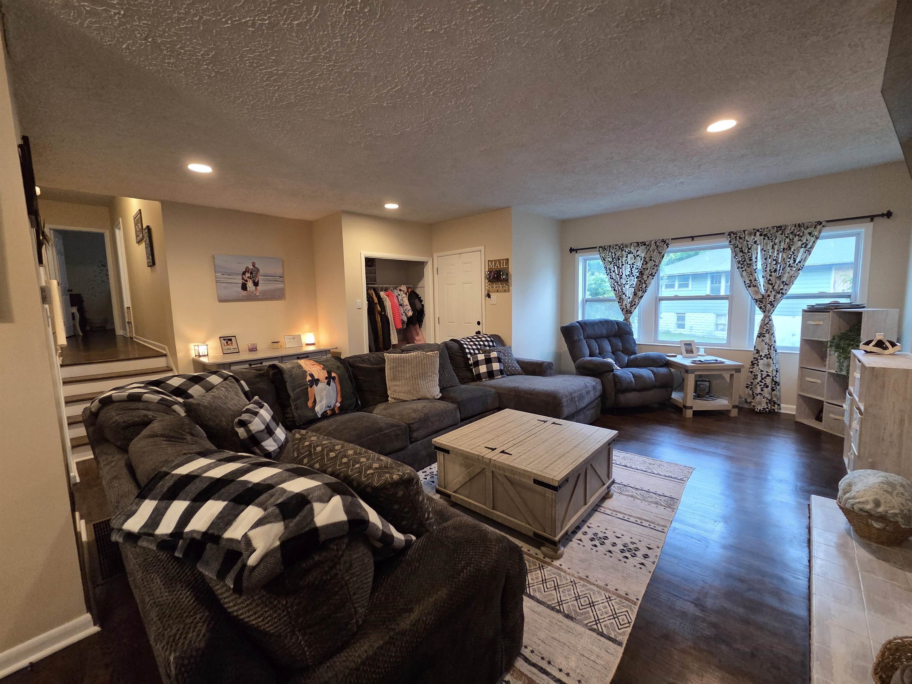 https://zimg.paragon.ice.com/ParagonImages/Property/PH/AABRKY/60878/2/0/0/54bbaa2c56dab84f425012f7b374961c/0/64119c1a4e11e1641e1ce013cc429c62/60878-d7eadc5c-73fa-48ea-a90a-94bb2ceaae51.JPG