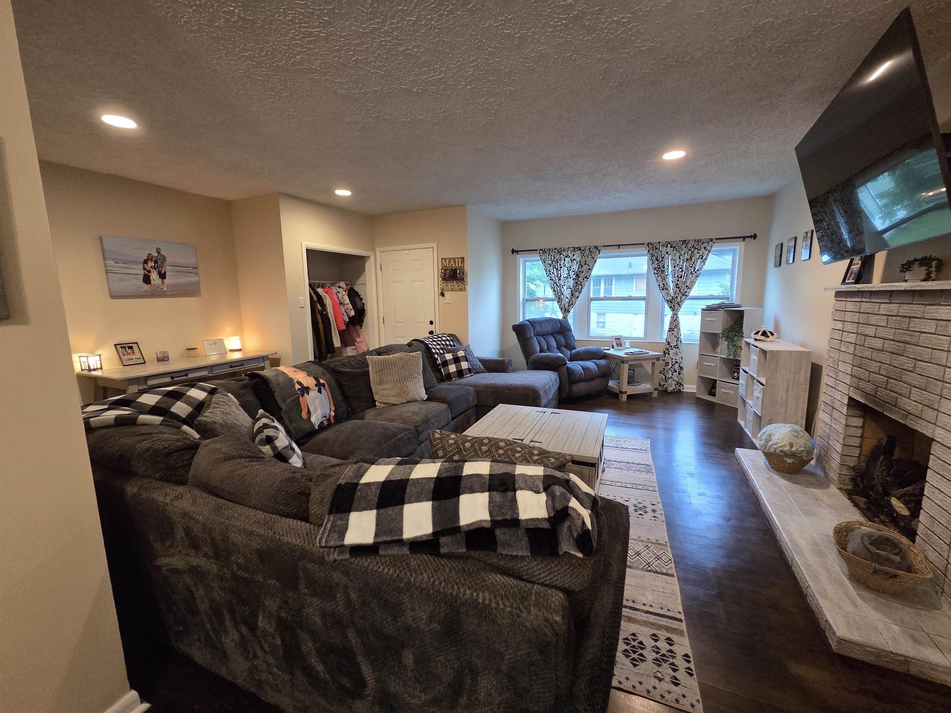 https://zimg.paragon.ice.com/ParagonImages/Property/PH/AABRKY/60878/3/0/0/5fb639fb814caf0cc2021b1ce9a2cd88/0/64119c1a4e11e1641e1ce013cc429c62/60878-6de2c1a1-dd51-4626-b174-59d4e65ae748.JPG