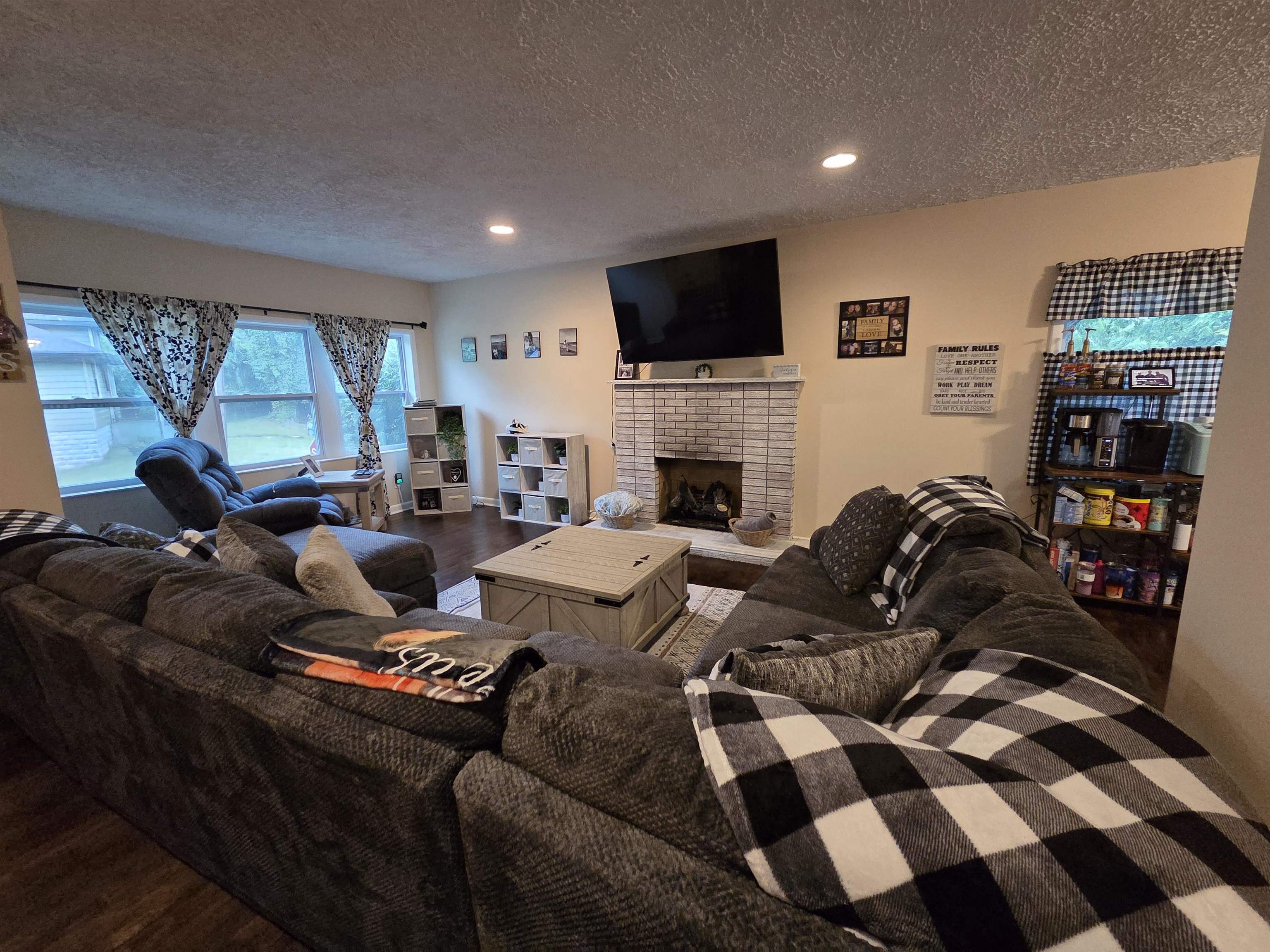 https://zimg.paragon.ice.com/ParagonImages/Property/PH/AABRKY/60878/5/0/0/1d98dd3a1ddbafd41c0661aa1c9607a6/0/64119c1a4e11e1641e1ce013cc429c62/60878-e291efb8-7cae-4d17-b7b9-429962d42a72.JPG