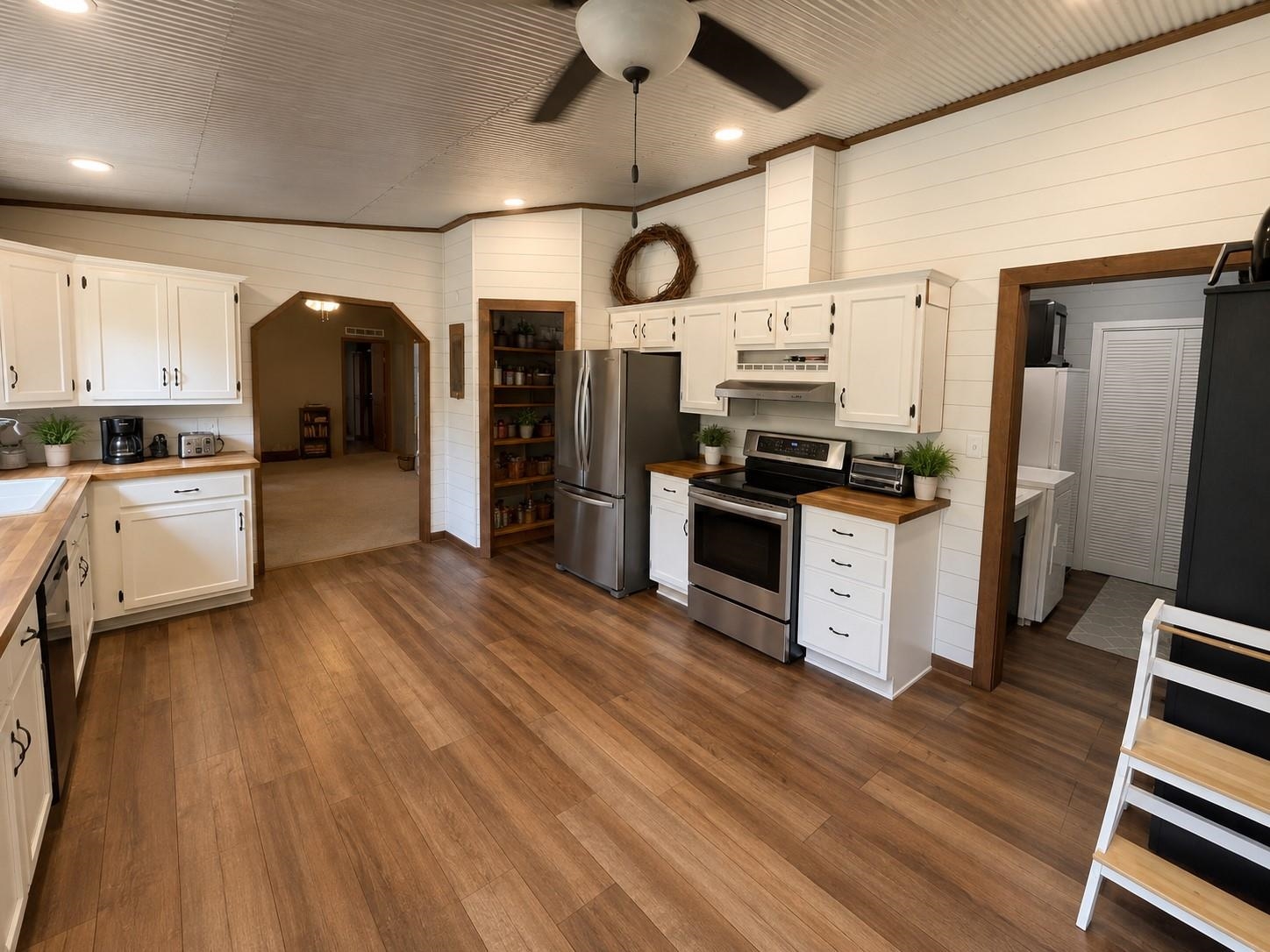 https://zimg.paragon.ice.com/ParagonImages/Property/PH/AABRKY/60884/12/0/0/b6c4745014d6ba16c9767135ce5de07e/0/ff12d9928016bfeb3b665bb520694a0b/60884-50a1e9d1-7899-40da-bbd2-d7566faa9480.JPG