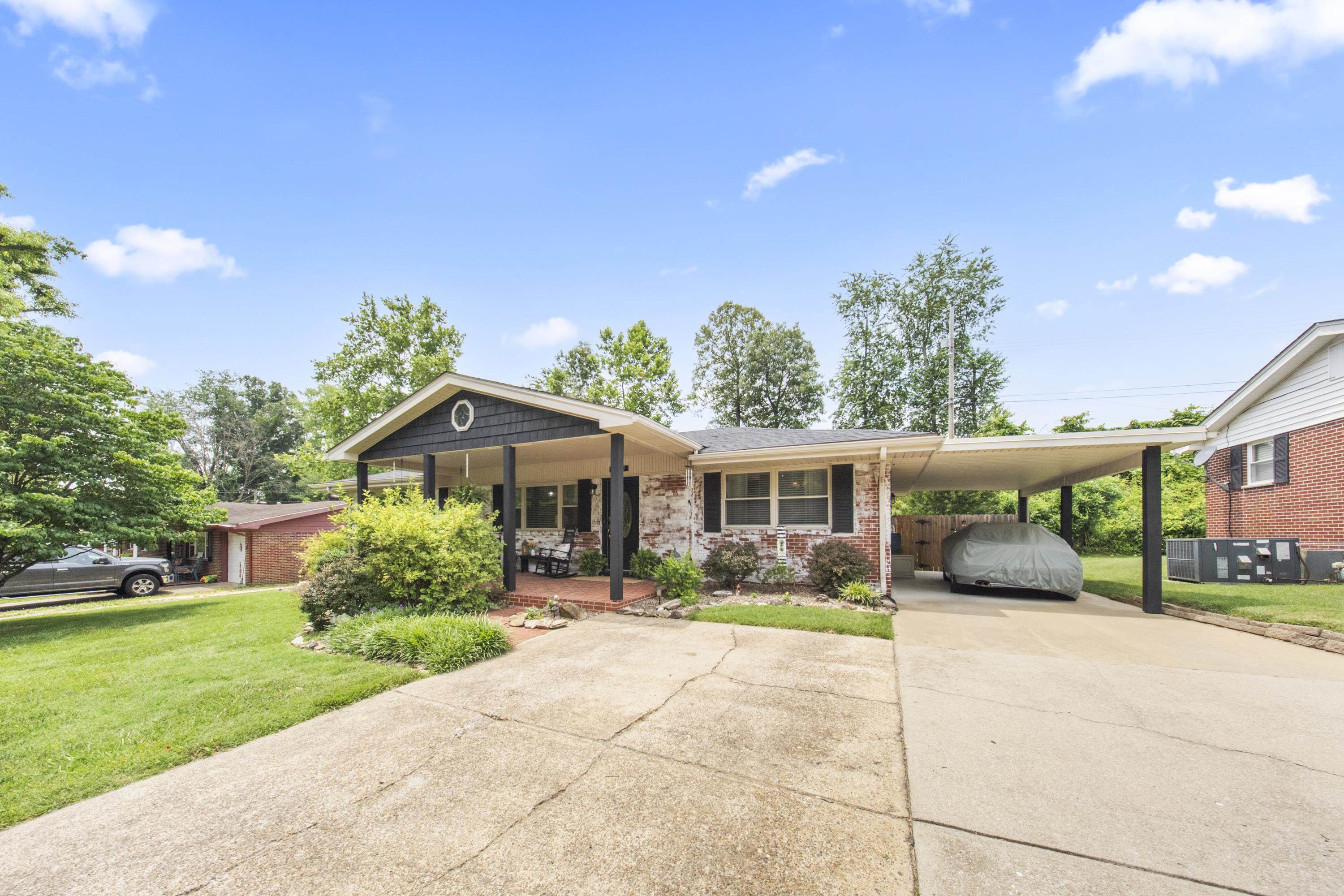 https://zimg.paragon.ice.com/ParagonImages/Property/PH/AABRKY/60887/1/0/0/5268992ef9911b14084fa9aad7703cd2/0/fd4c66540a9bedcfc01bef59fa9607a0/60887-9426369c-567e-4fe0-8d40-e996d6cc2268.JPG