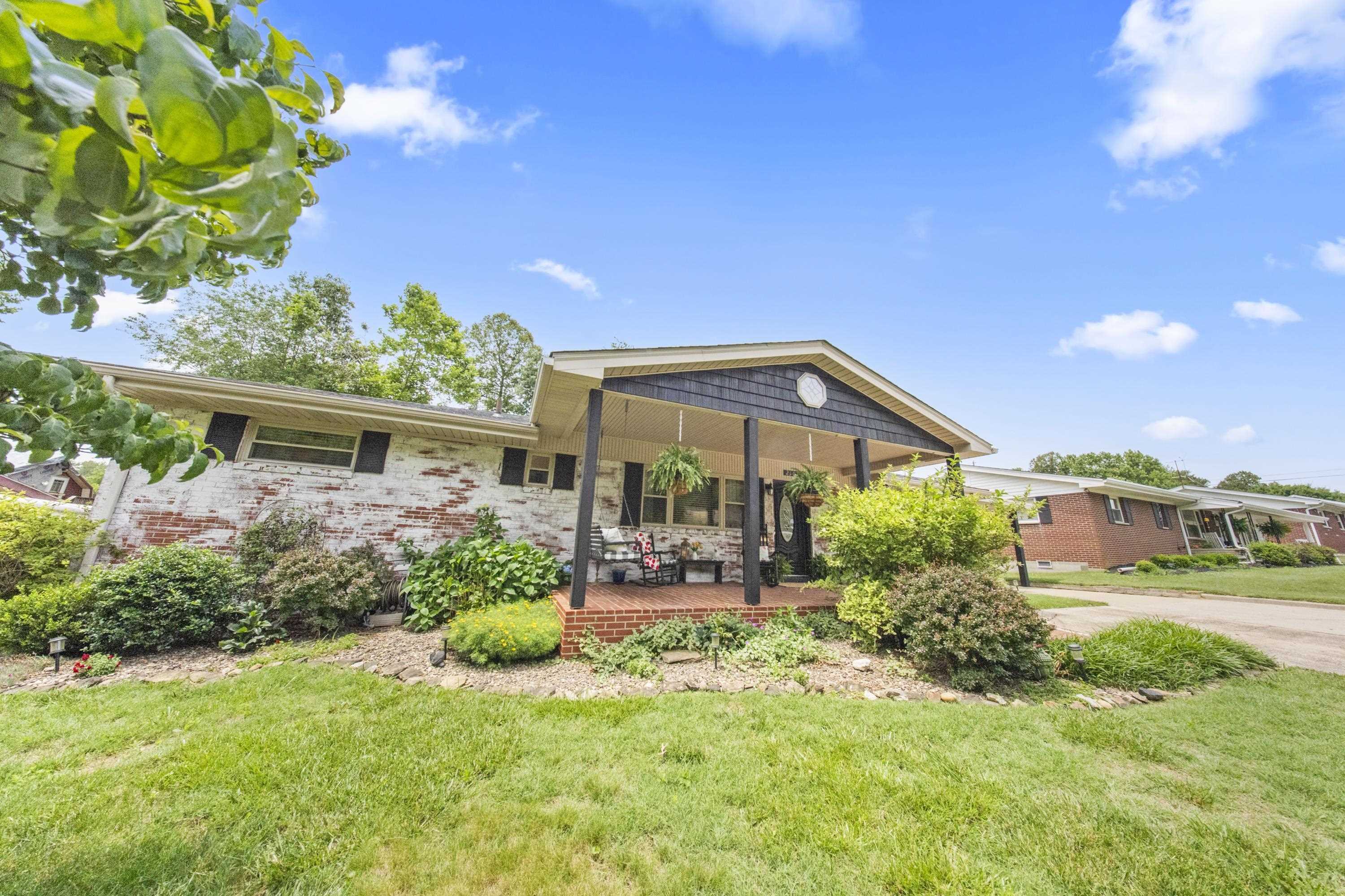 https://zimg.paragon.ice.com/ParagonImages/Property/PH/AABRKY/60887/2/0/0/2259e74e6afaaaee195decbca5a6b76f/0/fd4c66540a9bedcfc01bef59fa9607a0/60887-10a58f2d-b3aa-4b7c-a84d-e3e8d5507204.JPG