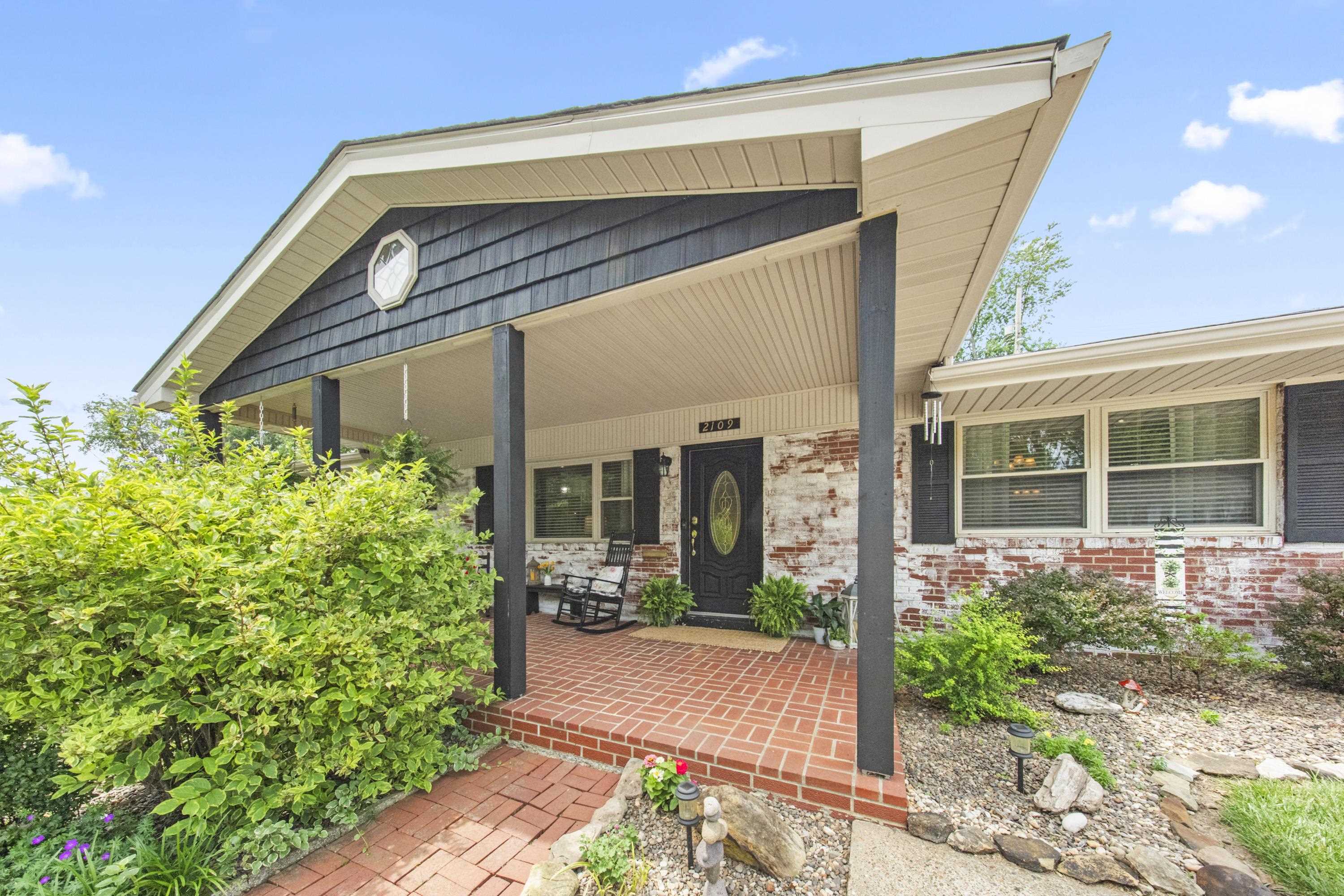 https://zimg.paragon.ice.com/ParagonImages/Property/PH/AABRKY/60887/3/0/0/8a276e02d65efe2583bbfac957a9e353/0/fd4c66540a9bedcfc01bef59fa9607a0/60887-73b99315-2d74-41d4-b951-c7d413799478.JPG