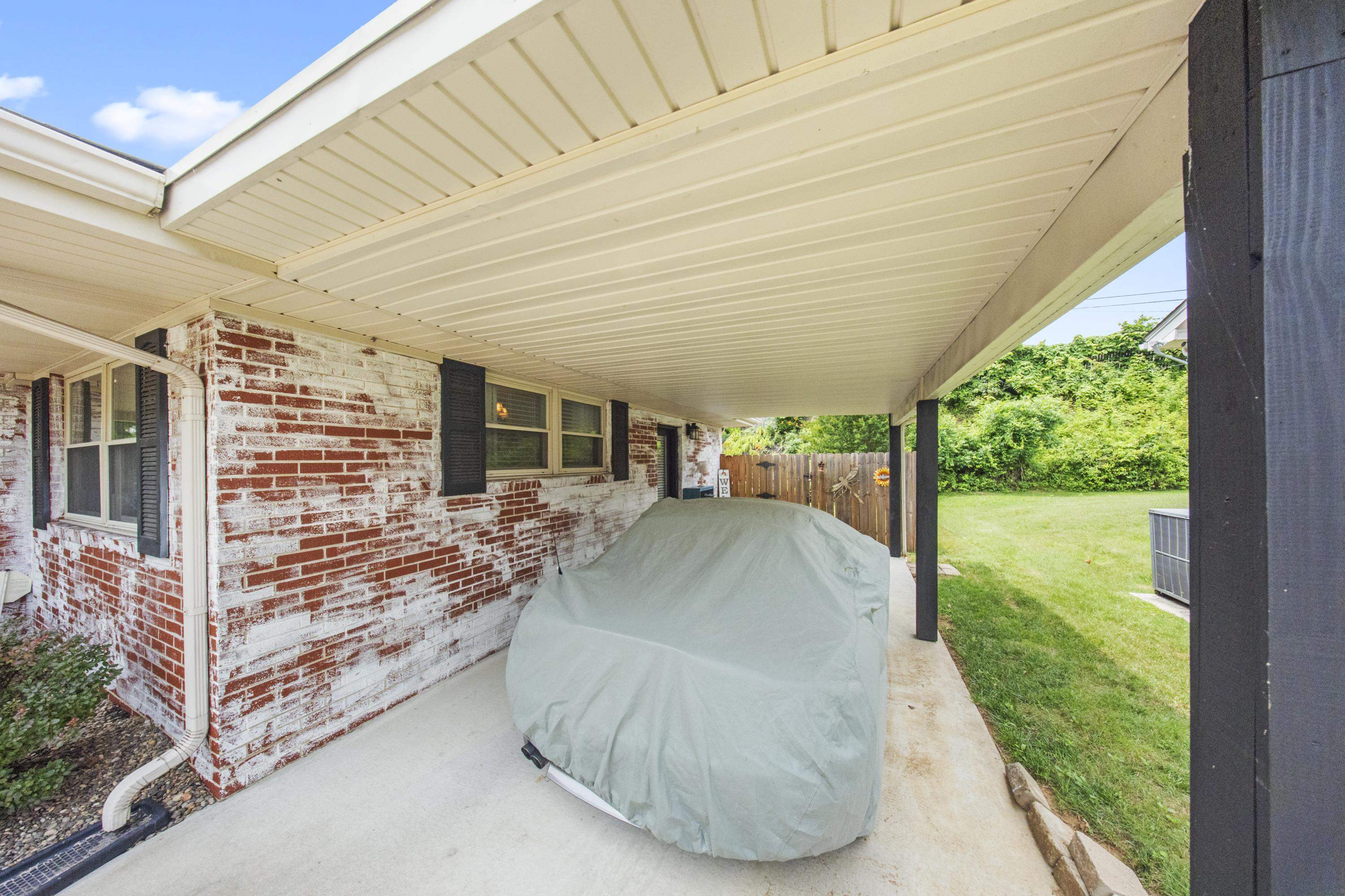 https://zimg.paragon.ice.com/ParagonImages/Property/PH/AABRKY/60887/6/0/0/0b25cc3f2b98ef925aec945a4052e49e/0/fd4c66540a9bedcfc01bef59fa9607a0/60887-f46b2448-c566-46a9-8484-240fb0f86e8c.JPG